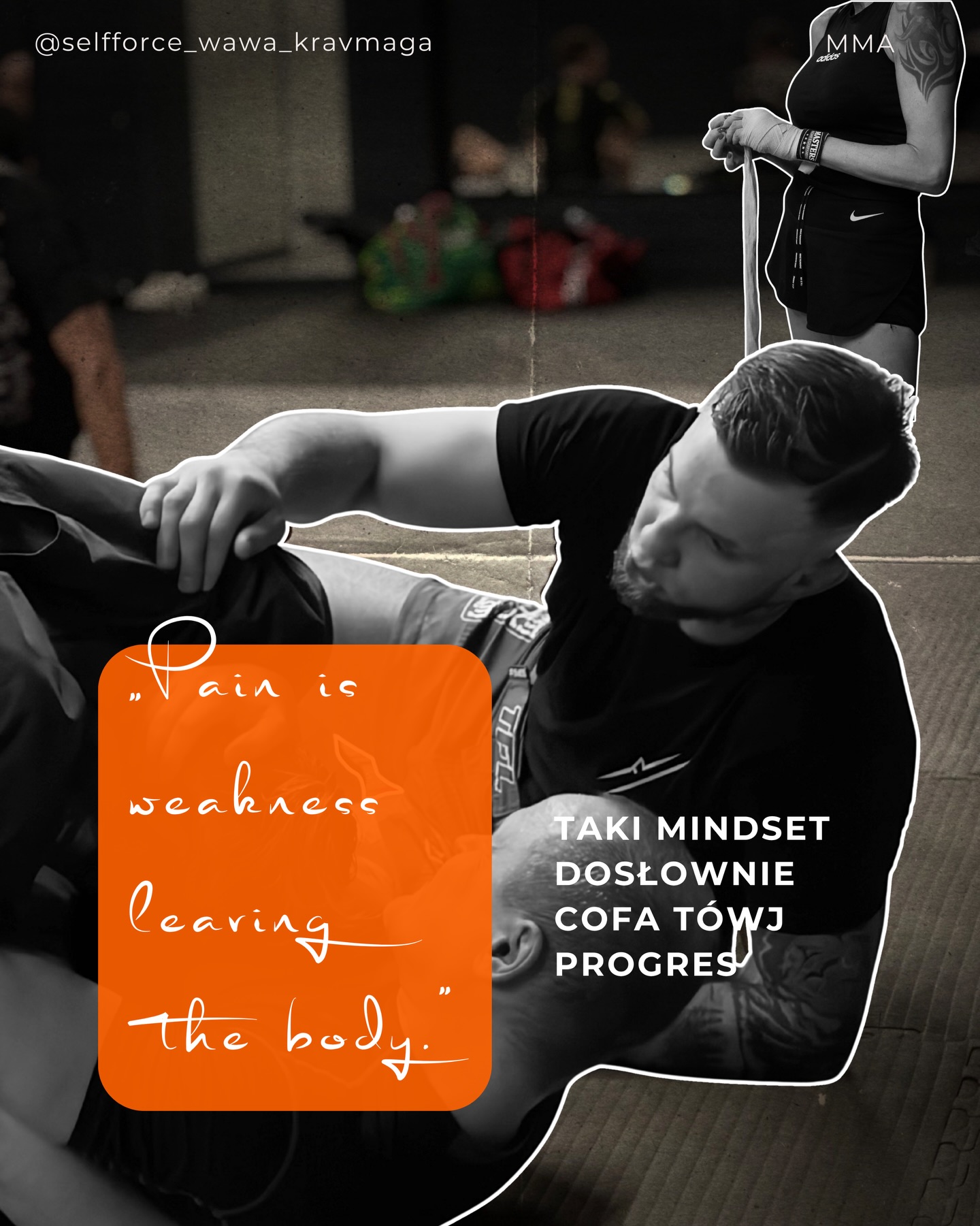To tak jakby powiedzieć:
„Nie chce mieć dużo pieniędzy. Chcę tylko tyle żeby wystarczyło mi na ten tydzień”
Brzmi dziwnie prawda?
To dlaczego osoby uprawiające sport podchodzą tak do treningów?
Trenowanie, by czuć ból i zmęczenie - jakąś wersję satysfakcji - bez dbania o regeneracje, by móc trenować dalej i zebrać żniwa efektów. To sportowa wersja życia od pierwszego do pierwszego.
Czasami nie potrzebujesz kolejnego treningu, dodania kolejnej wersji aktywności - nie codziennie przygotowujesz się do zawodów. Być może nawet nigdy nie będziesz chciał wziąć w nich udziału.
Nie chcemy żebyście ledwo dawali radę. Chcemy żebyście zbudowali silne ciało. Zdolne do wyzwań, odporne, w dobrej kondycji - takie, które da Wam siłę do życia.
Regeneracja daje Ci to, czego sam organizm nie jest w stanie dać - adaptację
To właśnie wtedy organizm:
- odbudowuje mięśnie i tkanki
- uspokaja układ nerwowy
- zmniejsza stan przeciążenia
- utrwala nowe wzorce ruchowe
- odzyskuje szybkość, siłę i koncentrację
W praktyce oznacza to:
- lepszy progres
- mniejsze ryzyko kontuzji
- lepszą technikę
- lepszą „głowę”
- regularność
I nie jesteśmy przeciwnikami treningu „do upadku” - to też jest ważna część nauki walki, ale o tym opowiemy przy okazji innego posta.
Chodzi o równowagę i wiedzę kiedy można takie treningi wykonywać, kiedy mają sens.
Łącz te podejścia, testuj co tobie się sprawdza, ale jeśli nie chcesz robić tego „na oślep” zawsze możesz liczyć na nasze doświadczenie i pomoc.
Skomentuj post swoimi spostrzeżeniami na ten temat 🤔