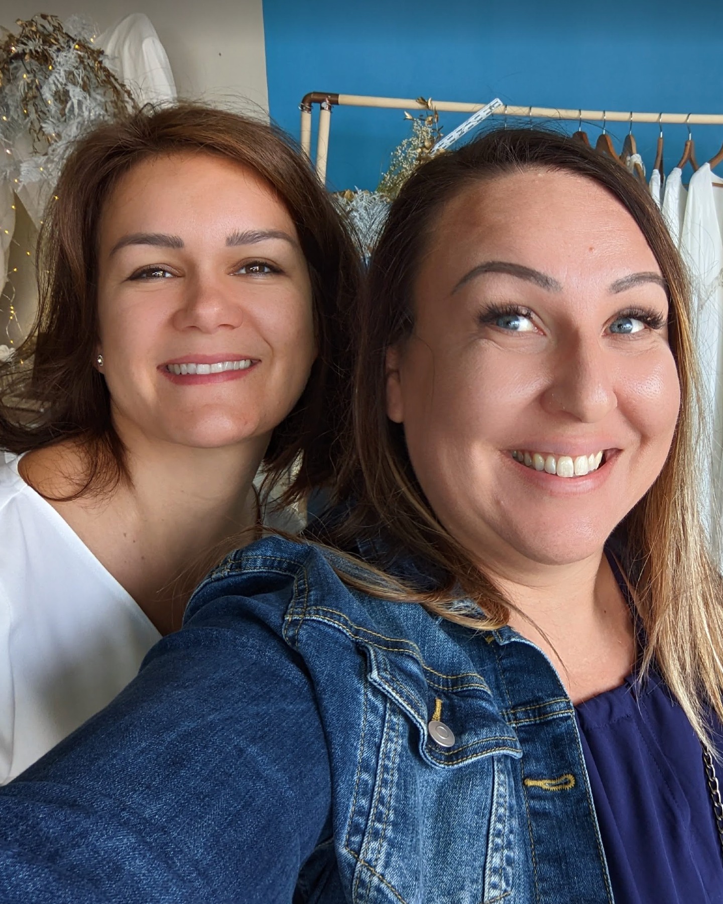 LA SUITE DE MES "BUSINESS BESTIES" : ON DIT TOUJOURS QU'IL NE FAUT PAS MÉLANGER AMITIÉ ET BUSINESS. 🪓
On m'a souvent répété que c'était le meilleur moyen de tout gâcher.
Aujourd'hui, je vous parle de Carole. Cette année, cela fait 10 ans qu'elle est entrée dans ma vie.
En 2016, je lançais la première édition de mon Wild in Love Festival. Nos chemins se croisent. Carole est créatrice de robes de mariée et veut absolument y participer. Le courant passe instantanément, mais j'ai un problème insoluble : je suis complète. Impossible de lui faire une place.
Loin de se démonter, Carole m'annonce qu'elle va organiser son propre salon du mariage pour se faire connaître. Et c'est là que ma vision de l'entrepreneuriat entre en jeu. La plupart des gens auraient vu l'émergence d'une concurrente. Moi ? J'ai simplement décidé de lui donner des conseils, et je l'accompagne encore aujourd'hui sur sa com'.
L'année d'après, elle exposait au Wild, et elle y est toujours présente.
Parce qu'une femme qui réussit ne prend pas la place d'une autre. La première qui arrive en haut de la montagne doit tendre la main pour aider les autres à monter. C'est ça, la vraie sororité.
Pendant ces 10 années, Carole a été ma voix de la raison. Elle est ma douce force. Elle a toujours les mots justes.
C'est la femme, la mère, l'entrepreneure "parfaite" qui pourrait te filer des complexes, mais que tu ne peux t'empêcher d'aimer, car elle te tire vers le haut sans jamais te faire culpabiliser.
C'est exactement cette énergie de soutien inconditionnel, d'abondance et de vérité dont nous avons toutes besoin. S'entourer des bonnes personnes, c'est ce qui fait la différence entre s'épuiser seule et bâtir un business.
C'est pour rassembler ces femmes qui refusent la compétition stérile et qui veulent s'élever ensemble que j'ai créé Le Cercle des Patronnes. Un QG stratégique où l'on arrête de bricoler pour enfin architecturer son business, dans une sororité puissante, sans bullshit et sans masque.
Si tu cherches ta tribu pour bâtir ton prochain chapitre : Tu trouveras le lien dans ma bio.
Ose être toi, bordel ! 🪓
Carole c'est : @auxfilsdelhistoire.robemariee & @salondumariagehaguenau67