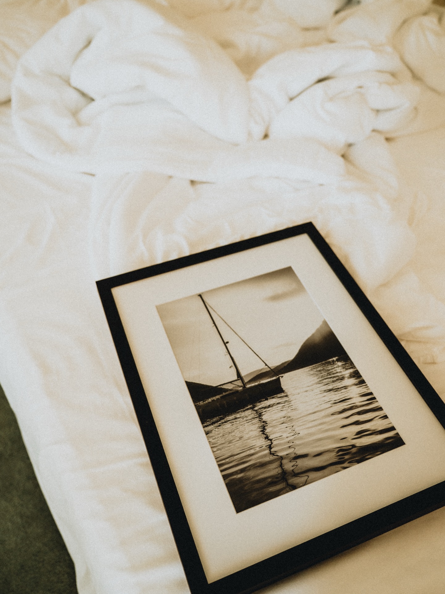 Zauvijek muku mučim sa onim koliko je tačna mjera svega na mrežama: šta je previše, ko voli, ko ne voli, da li je repetitivno, da li je nametljivo, you name it. Uglavnom, kada je riječ o mojim fotografijama i cijeloj ideji web shop-a, moj čovjek mi je ljubazno skrenuo pažnju da ako sam ja zamislila i takav ram, baš takav paspartu, našla baš takav papir na kojem se vidi to-to-i to: ljudi o tome APSOLUTNO NE RAZMIŠLJAJU + se standardno (da ga citiram) informišem iz svoje glave.
Tako da, evo je jedna ušuškana i opremljena fotografija, jedan mir zaliva, sunset koji su “narušile” tek po koja ptica i ljuljuškanje jedrenjaka; a koja je otišla u prostor jednoj jako sličnoj mirnoj energiji. U skladu sa tim sam je i birala, da se preklope i imaju makar ritual ispijanja jutarnje kafe zajedno.
M🤍