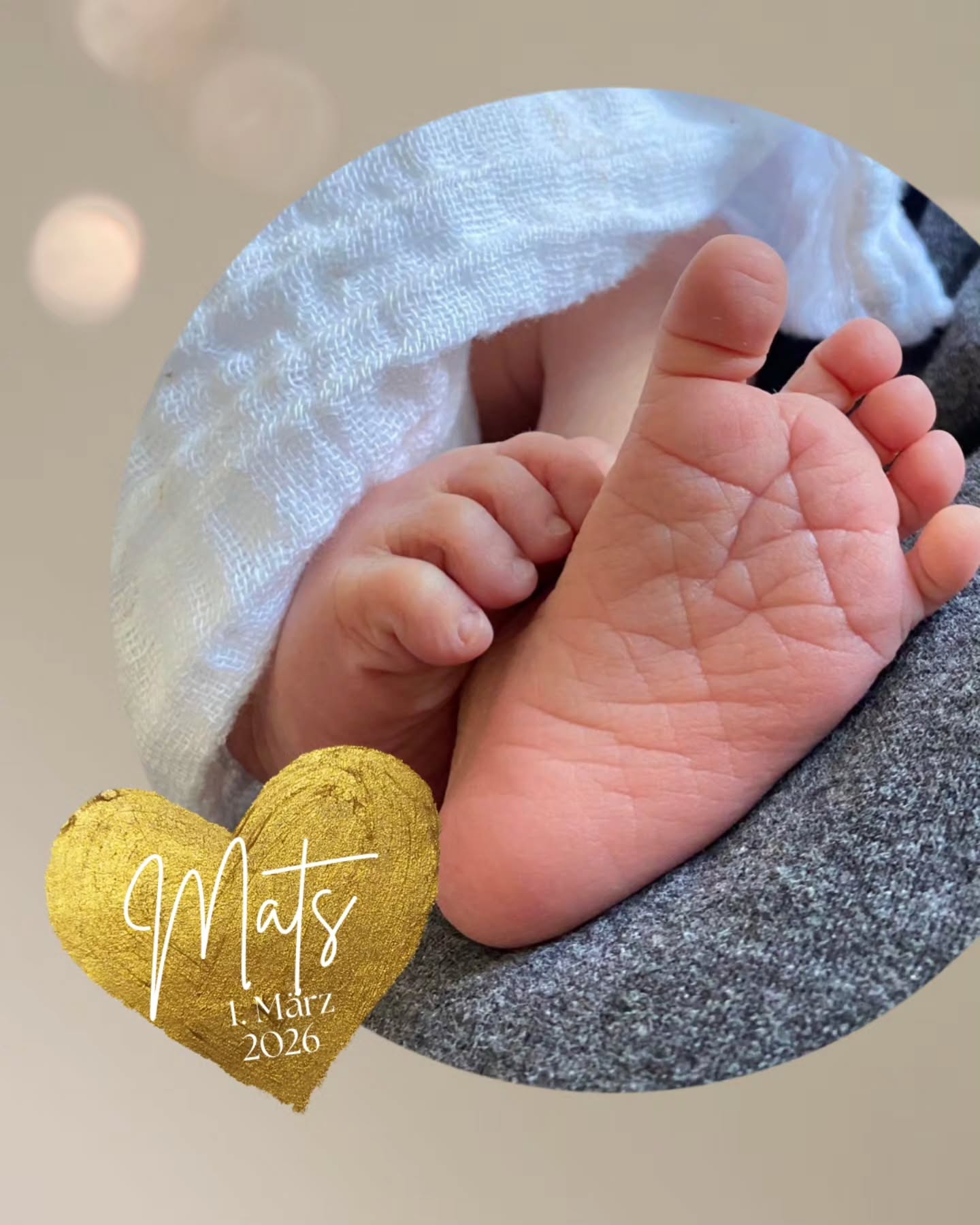 Wiillkommen kleiner Mats ✨️
Wir sind sehr glücklich, dass wir dich und deine Eltern auf eurer Geburtsreise begleiten durften.
Häufig werden wir in den Geburtsvorbereitungskursen gefragt, wie lange eine Geburt wohl dauert. Eine Frage auf die es keine Antwort gibt:)
Deine Mama spürte bereits 18 Stunden, bevor sie dich im Arm gehalten hat, dass so langsam sich etwas verändert.
Geduldig, entspannt und ohne Erwartung vergingen die ersten Stunden der Geburt. Deine Eltern machten sich rund 6 Stunden vor deiner Ankunft auf den Weg zu uns ins Geburtshaus.
Geburt ist eine Reise und Reisen haben oftmals schnelle, mal langsamere und vielleicht auch mal kleine Pausen bis das Ziel ganz greifbar ist.
Es wird also keine Antwort auf die Frage geben, außer dass es ganz individuell ist und du auf dich und deinen Körper vertrauen darfst.
Mats, schön dass du da bist!
#wunder #außerklinischegeburt #familie #löhne #12