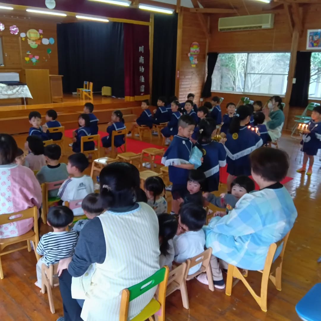 3/19は修了式でした。今年は卒園式前に修了式で、まつぐみさんも全員参加で行われました。
ゆりぐみさんは幼児園の修了証書を園長先生からもらいました。1年で大きく成長した子どもたち!次の学年も楽しみにしています🎵