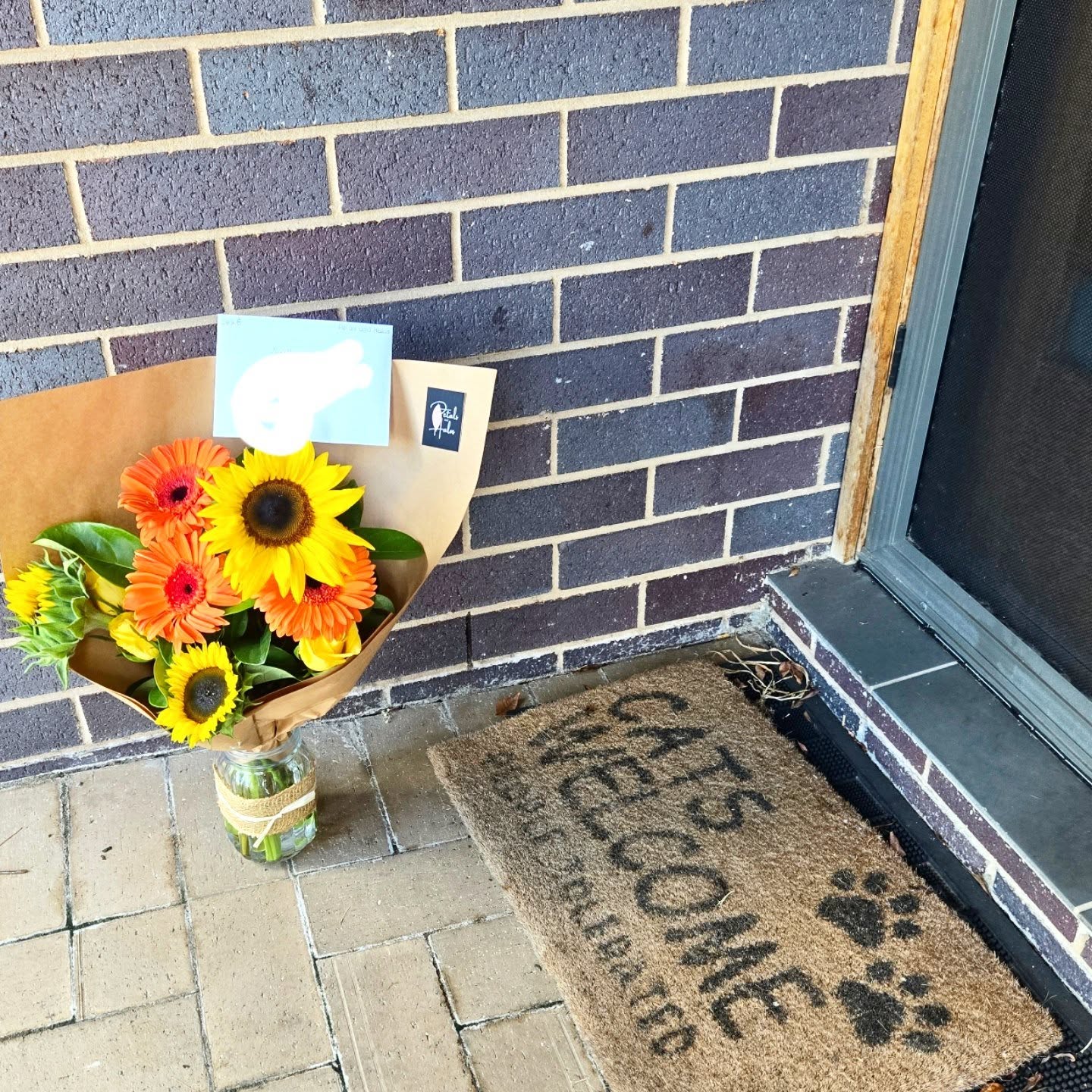 Perfect gift to brighten someone’s day
Love your door mat!!
#petalsandhalos #MaitlandFlorist #fowerdelivery #BrightenYourDay #HappyFlowers