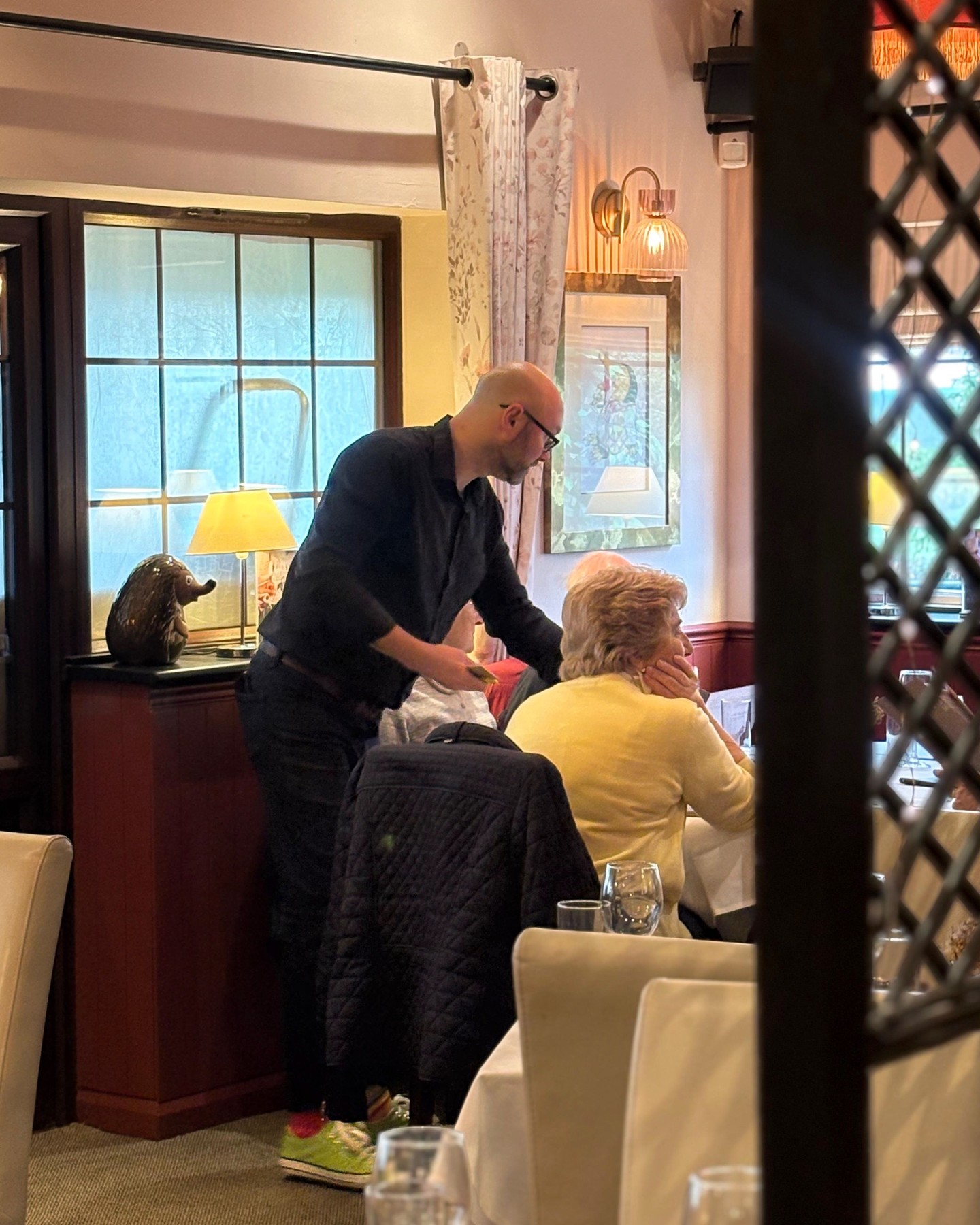 POV: You’re at The Grumpy Mole in Oxted and Andre walks out with another iconic sock-and-shoe duo 🤩
Andre always manages to put a smile on our faces with his funky style! Come for the roast, stay for the fashion inspo 🧦 ✨
Click the link in our bio to book a table! #thegrumpymole #funkystyle #funkysocks