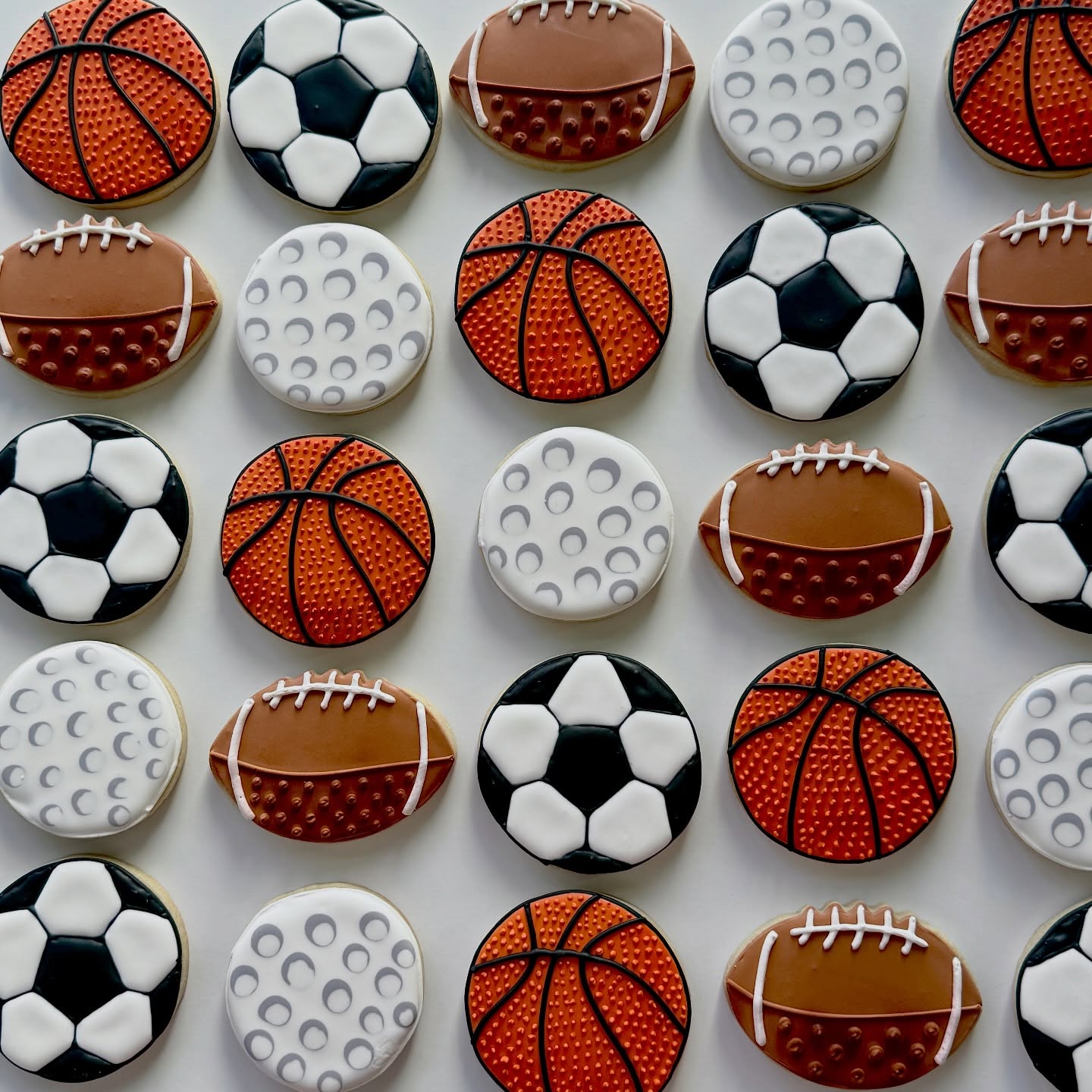From the court to the field, these custom cookies are a total MVP!
Perfect for team parties, birthdays, or celebrating your favorite little athlete!
Hand-decorated and almost too cute to eat… almost. 😉
Ready to score big at your next event?
📲 Text (440) 815-1822
📧 Email hellosugarberrybakes@gmail.com
.
.
.
#decoratedcookies #sugarcookies #hellosugarberrybakes #sports #birthdayideas