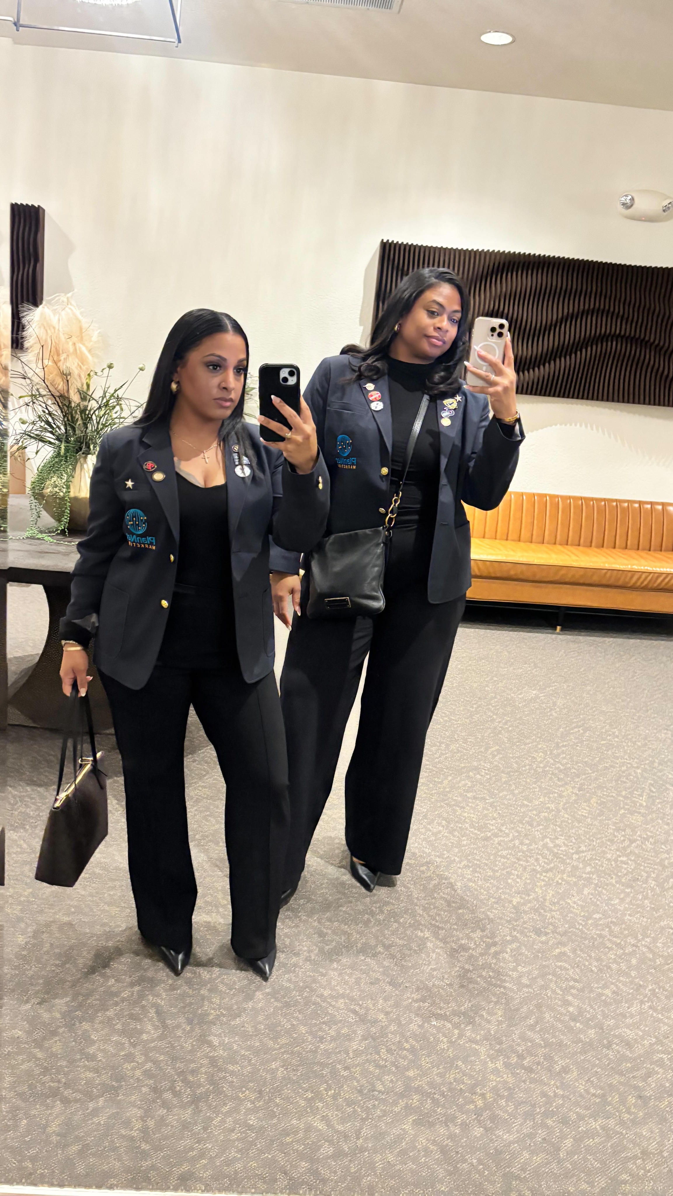 We really had a meeting to be at and I couldn’t get @royalcrowns_nkinks to wrap it up 😂 we really ONLY had 2 minutes but she didn’t want to put her drinks down 😂😂😂
#2minutes #atlanta #girlstrip