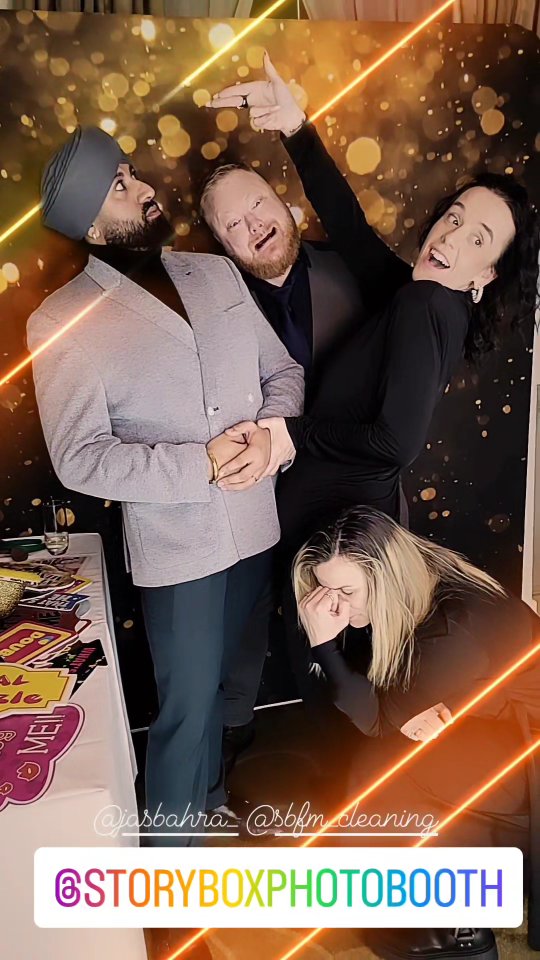 Throwback to Corporate Christmas Party Events with @sbfmsocial @sbfm_cleaning @themansionleeds
Enjoy the Elegant Selfie Mirror, taking portrait pictures with personalised elegant design boarder and backdrop.
glitz and glamour pose clean or dirty. get unforgettable memories, pictures, gif and more.
#photobooth #events #wedding #SelfieMirror #corporatelife