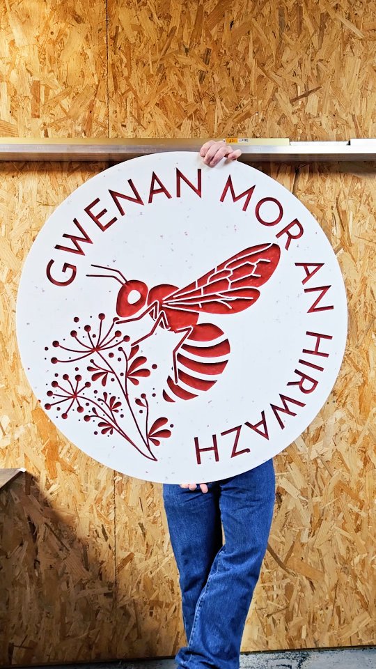 🐝 Hey Bzzzt ! It's a New one ♻️
🍯 À Landunvez @labeilledelamerdiroise a opté pour une enseigne née de déchets plastiques bretons.
🏟 Conçue par @pecabstudio , ce sont notamment des sièges de stade qui ont été recyclés par @atelier.rehab à Concarneau ☝️