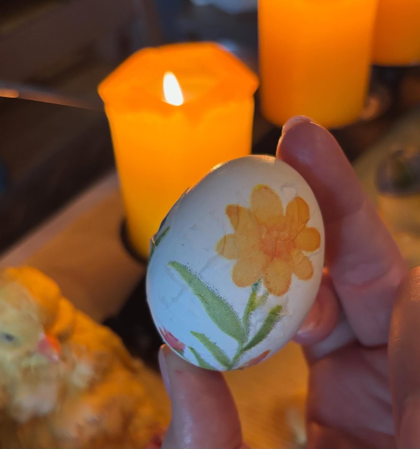 Enkel og koselig aktivitet. Alt du trenger er kokt egg, serviett (deles i tynneste lag), eggehvite, saks og pensel 🐣 God langfredag 💛