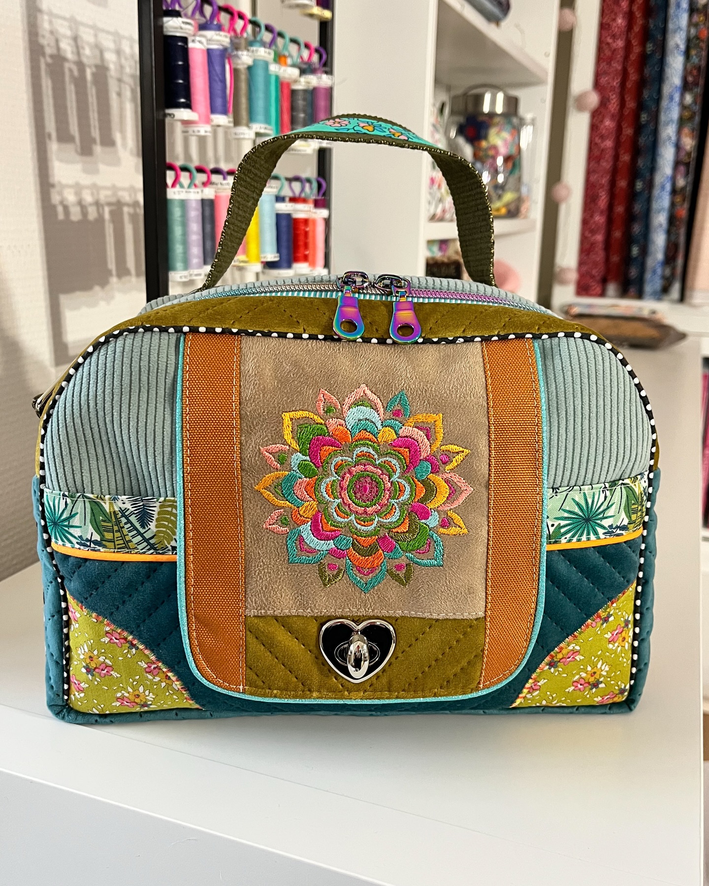 ✨ Inspiration ✨
On me demande souvent où je trouve l’inspiration pour créer des sacs, et bien souvent je ne sais pas quoi vous répondre 😅
Finalement je pense que mon inspiration prend sa source avec les tissus, du mélange des matières pour ajouter des détails graphiques et du mélange des couleurs pour apporter une dose de pep’s ✨
Et du PASSEPOIL c’est évident 😂
Merci à @blc.tissuslm49 qui m’a permis cette nouvelle cousette en mixant velours chevrons olive et bleu canard (j’vous l’avais dit ce combo est dingue 😍) sans oublier le challenge de la toile à sac, merveilleuse découverte créative pour moi (c’est le tissu un peu camel/rouille… j’sais pas trop la couleur 😅)
Et que dire du patron utilisé ? Bah c’est un nouveau 🤣 et oui encore !! 🫣
Certains y verront un mélange du Strike et du Darcy, d’autres ne chercheront pas (car il est clair que j’ai créé trop de patrons) et diront que c’est sympa 😂
En tout cas je l’aime ce p’tit nouveau 😍 et je ne sais pas quand ni comment il sortira 😅
La créativité était là, je l’ai chopée au vol et bam ça a fait un sac !
Reste à lui trouver un p’tit nom à ce patron… des idées ?
Merveilleux week-end la Team 🩷 et un immense MERCI du fond du cœur pour vos précommandes de Box Couture surprise 🫶😘
#byjencreations