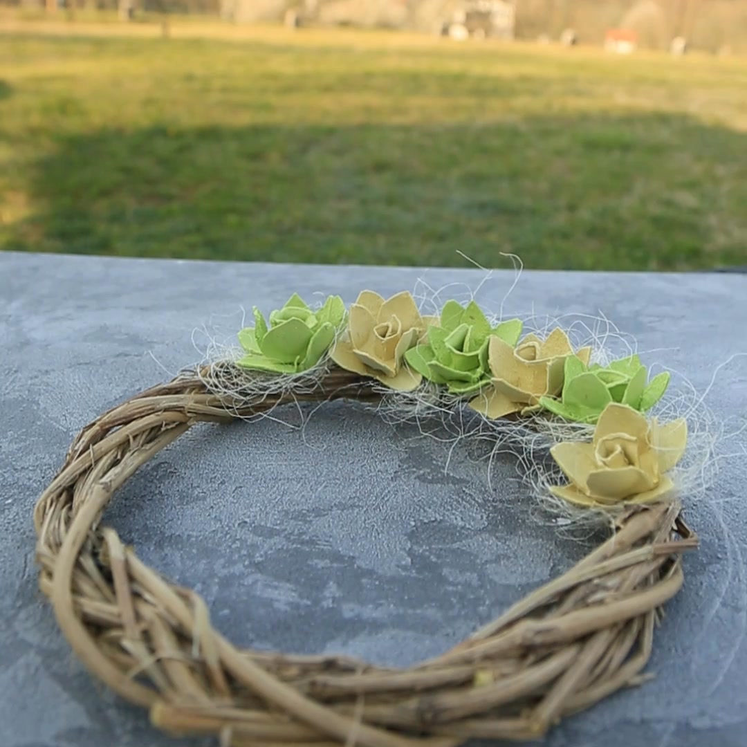 🐣 𝗣𝗿𝗲𝗱𝗲𝗻 𝘃𝗿ž𝗲š 𝘀𝘁𝗿𝗮𝗻 𝗲𝗺𝗯𝗮𝗹𝗮ž𝗼 𝘇𝗮 𝗷𝗮𝗷𝗰𝗮…
Ena preprosta velikonočna ideja, ki je še vedno aktualna ✨
Ta video je sicer star že kakih 6 let – iz časov, ko so bili otroci še majhni in je bilo doma očitno malo več časa za takšno ustvarjanje 😅
Ampak veš kaj? Še danes se mi zdi čisto simpatična ideja.
Ker priznajmo si…
👉 feedi so trenutno polni popolno pobarvanih jajc
👉 vsi že kuhajo čebulo, rdeče zelje in ne vem kaj še
…ampak kaj pa embalaža za jajca? 👀
Tole je ena hitra in luštna ideja, kako iz nečesa čisto vsakdanjega narediti velikonočno dekoracijo 🐰🌸
✂️ Kako izdelaš velikonočni venček:
1. Iz šibja, vejic ali drugega naravnega materiala oblikuj osnovo za venček
2. Iz kartonske embalaže za jajca izreži posamezne dele
3. Malo jih oblikuj, da dobijo videz cvetov
4. Cvetove pobarvaj po želji
5. Vse skupaj prilepi na venček in po želji dodaj še kak detajl
Preprosto, hitro, luštno – pa še embalaža za jajca končno dobi svojo drugo življenjsko priložnost, namesto da takoj roma v smeti 😄
Če bo kdo poskusil, bom vesela kakšne fotke končnega izdelka 🤍
#velikonocnidekor #velikanoc #ustvarjanje #diyideja #naravnadekoracija #upcycling #unikatiasha #handmade #easterdecor