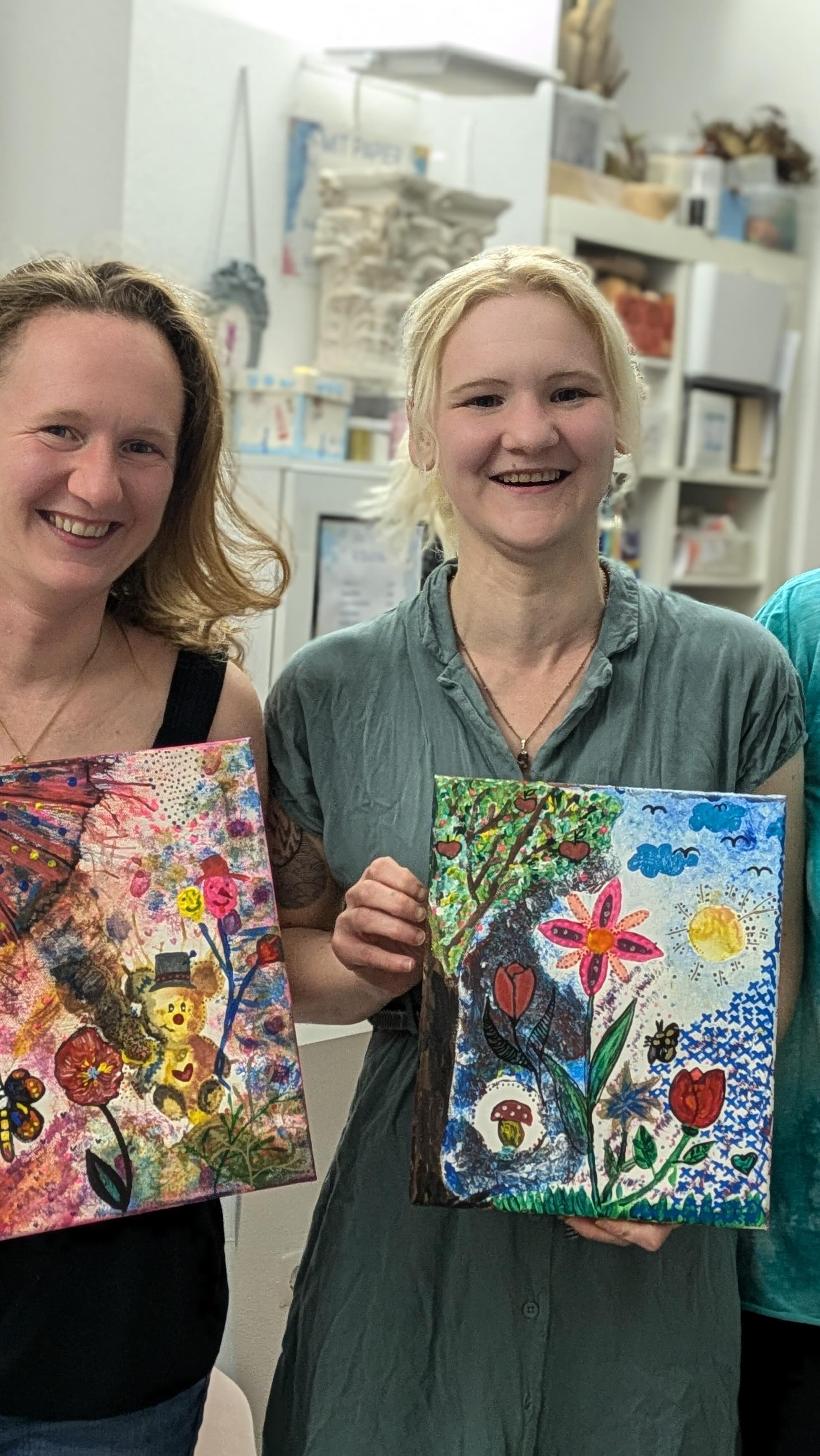 Gönn dir eine Auszeit, die nur dir gehört.
Fern vom Alltag, fern von Verpflichtungen – einfach ankommen, durchatmen und kreativ sein.
Verbringe einen entspannten Abend in gemütlicher Atmosphäre, lerne wundervolle Frauen kennen und tauche ein in die Welt des Handwerks –
mal häkeln, mal nähen, mal sticken… jede Woche etwas Neues.
✨ Raum für kreative Auszeit und Begegnung
Anmeldung: Feenhandwerk@gmail.com
#kreativeauszeit
#me-timefürfrauen
#kreativseinmachtglücklich
#leipzigkreativ
#handarbeitliebe