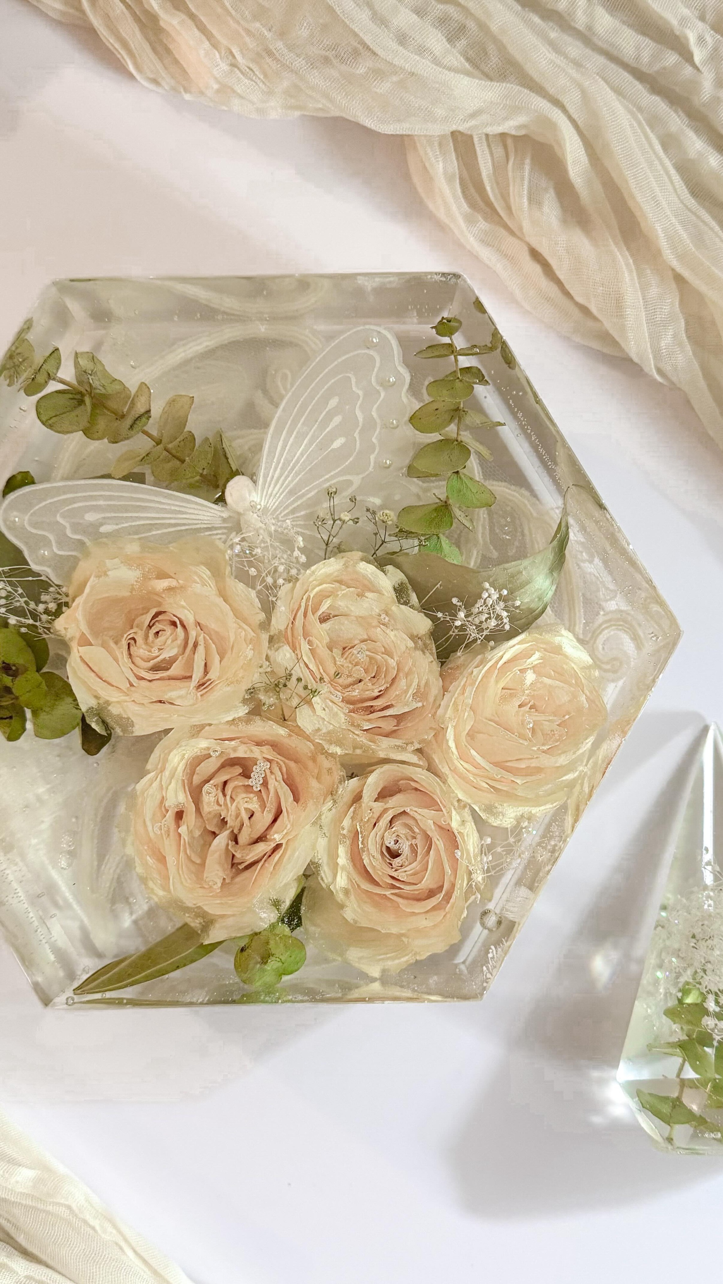 From Linda🦋🤍: “Just wanted to let you know that I absolutely love the hexagon piece you created. It’s gorgeous! It was well worth the wait for sure! Thank you again for creating such a beautiful piece”
Reviews like this melt my heart and reminds me of why I do what I do🩷
If you provide me with any material I can beautiful design it into your piece..especially lace!
(PS- I get so excited about my work I forget to polish before pictures 🤣 the little bit of sanding dust was gently polished away but it doesn’t even take from this piece!!
#floralpreservation #bridalbouquet #weddingflowers #resinflowers #flowerpreservation