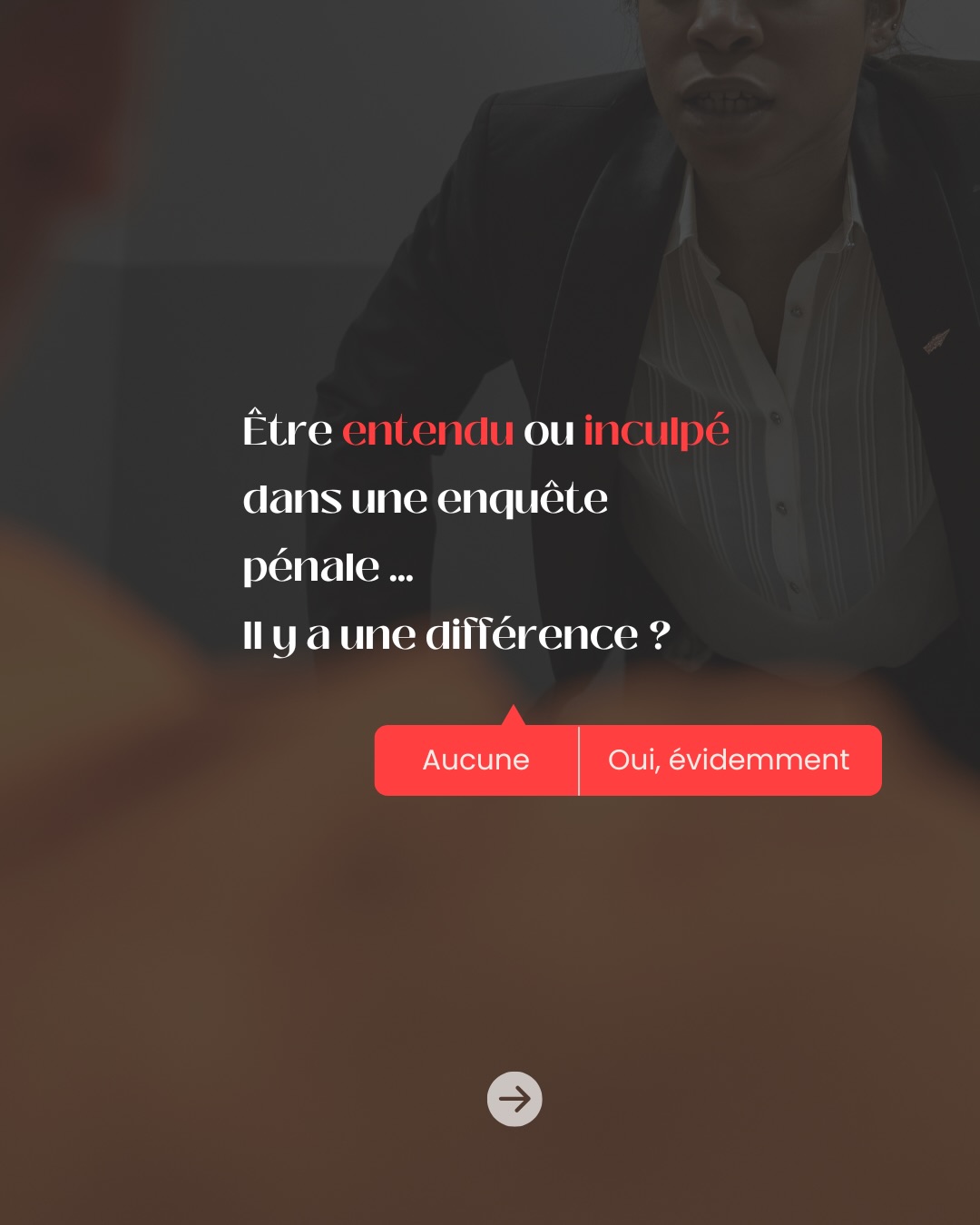 Recevoir une convocation de la police est souvent un moment très déstabilisant.
Beaucoup de personnes pensent immédiatement être « accusées ». Mais en réalité, dans une enquête pénale, plusieurs statuts juridiques existent et ils n’impliquent pas les mêmes droits, ni les mêmes risques.
Les premières déclarations faites lors d’une audition peuvent avoir un impact important sur la suite de la procédure.
Elles sont consignées dans un procès-verbal et peuvent être utilisées pendant toute l’enquête, voire devant le tribunal.
C’est pour cette raison que le droit belge prévoit notamment la possibilité d’être assisté par un avocat lors d’une audition, afin de comprendre les enjeux et éviter des déclarations maladroites.
Un conseil important : ne prenez jamais une audition à la légère, même si vous pensez que « ce n’est qu’une formalité ».
Chaque situation pénale est différente et mérite d’être analysée avec précision.
Un doute, une question ? Contactez-nous directement par mail ou téléphone.