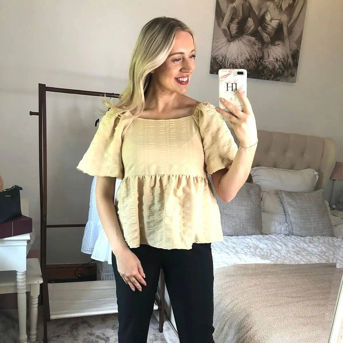 Have a lovely Saturday! Gorgeous weather here in the Lake District! π
We love this Top, perfect for wearing anytime, and with anything! The material is lovely and the puff sleeves make it very flattering. Very @lornaluxe in style! We love lorna luxe, she knows how to style anything! π
Tap to shop or visit our website www.billiesboutique.co.uk π
Enjoy your weekend! π BBxx
#peplumblouse #peplumtop #nudetones #nudefashion #flatteringfashion #womansblouse #boutiquestyle #boutiqueshopping #shopindependentuk #shoplocally #lornaluxe #π