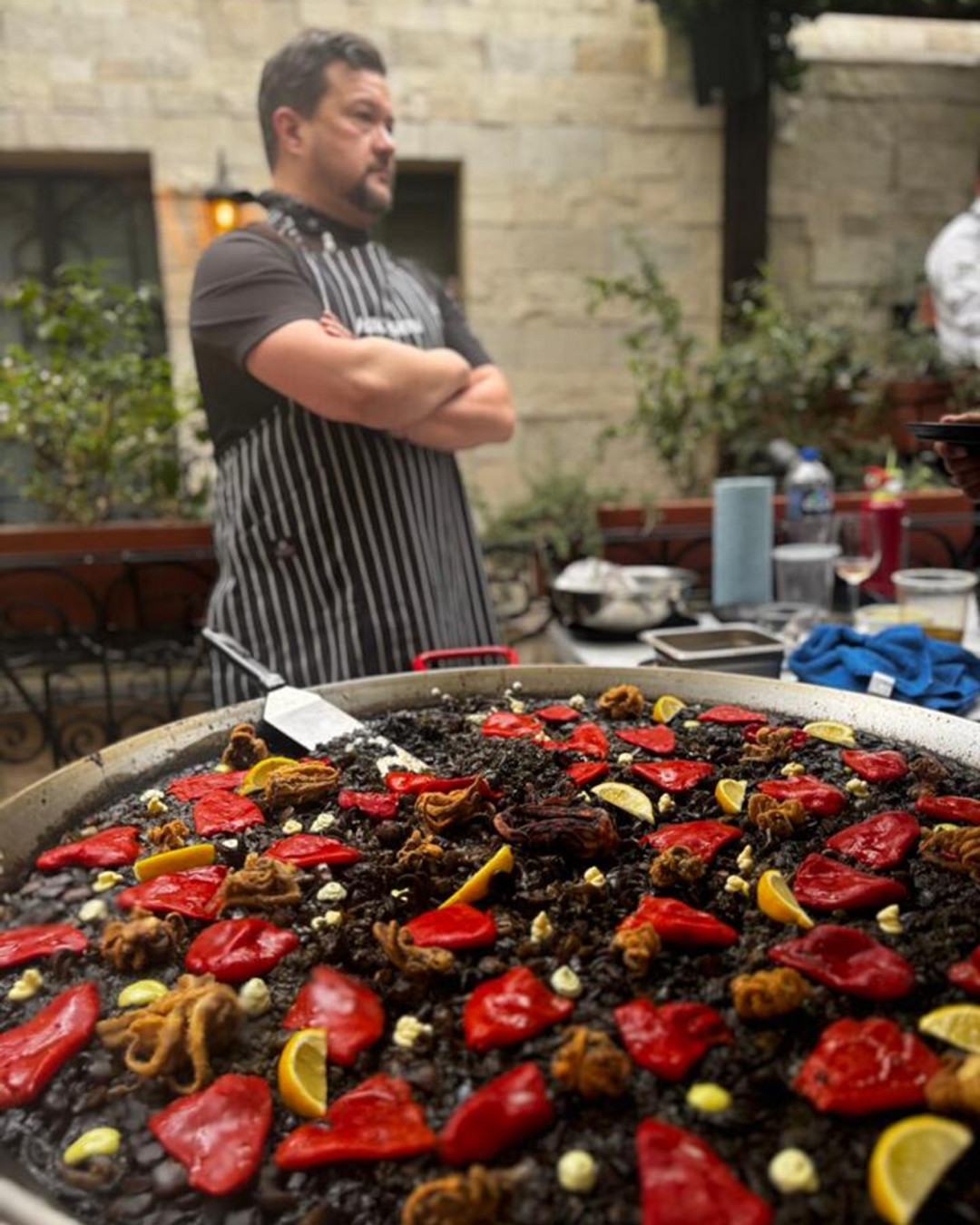 ¿Organizas un encuentro grande y quieres olvidarte del estrés? Nosotros también hemos pasado por eso. En Arroz Lobito llevamos paellas recién hechas —mariscos, mixta, valenciana o vegetariana— directamente a tu evento, con ingredientes de alta calidad y la experiencia para que todo salga perfecto.
Planifica con tiempo, confirma el número de comensales y deja la paellera grande en nuestras manos: controlamos el tamaño, el calor y hasta el montaje si lo necesitas. Imagina el aroma del azafrán, el crujir del socarrat y a tus invitados compartiendo cada cucharada.
¿Te apetece que la paella sea la protagonista de tu próxima reunión? Link en bio para ver el artículo con consejos y cómo reservar. ¡Nos encanta cocinar para tus momentos especiales! 🥘✨🫶
#PaellaParaEventos #CateringConPasión #ArrozLobito #EventosGastronómicos #PaellaADomicilio #ReunionesConSabor #IngredientesDeCalidad #ComparteLaPaella