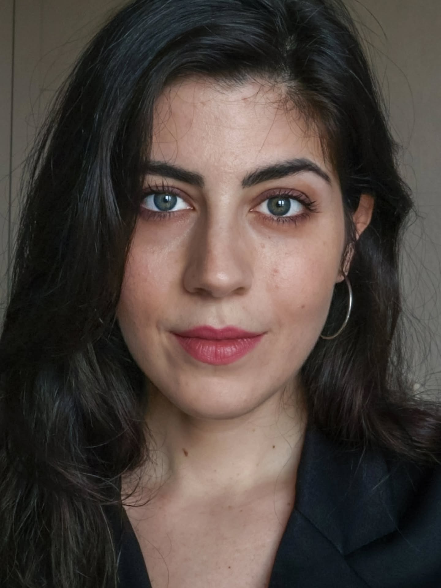 Ce qui ne descend pas dans
le corps ne transforme rien.
Ni la femme que tu es.
Ni la vie que tu veux vivre.
Moins d’élévation.
Plus de matière.
Plus de souffle.
Plus de tenue.
Plus de réel.