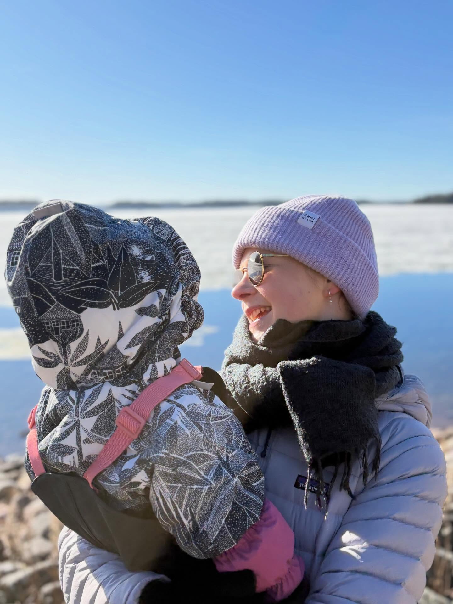 Vuosi, jota on vaikea pukea sanoiksi.
Vanhempainvapaa lähestyy loppuaan ja ensi viikolla on aika palata töihin.
Kulunutta vuotta on vaikea summata.
Se on ollut täynnä vastakohtaisuuksia ja suuria tunteita:
kaiken kattavaa onnea ja rakkautta pienestä ihmisestä,
jäätävää väsymystä katkonaisista öistä,
iloa ja naurua lapsen kasvun äärellä,
läsnäoloa,
epävarmuutta uuden äärellä,
ja samalla selkeyttä siitä mikä on tärkeintä.
Tuntuu, että palaan töihin ihmisenä, joka ymmärtää elämän värejä taas vähän syvemmin.
Toivon, että yksi asia jää tästä ajasta erityisesti matkaan:
kyky keskittyä olennaiseen.
Pienen ihmisen yllättävä syntymä siirsi yhtäkkiä valtavan määrän asioita toisarvoisten koriin.
En pystynyt tekemään kaikkea, mutta en myöskään edes halunnut yrittää.
Ja silti kaikki järjestyi.
Sama ajatus tuntuu tärkeältä pitää mukana myös tulevassa arjessa.
Mikä oikeasti on olennaista juuri nyt?