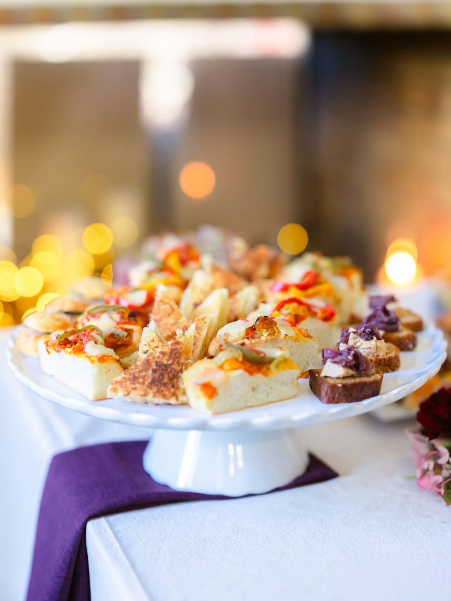 💥 Le saviez-vous ?! 🥂
L’Oiseau Nocturne ne propose pas uniquement des pièces sucrées pour vos cocktails !
Je propose également des bouchées salées, idéales pour vos événements festifs. 🍹
🎓 Suite à ma récente formation chez Alain Ducasse @ecole_ducasse , je peaufine ma carte salée pour l’étoffer et la rendre encore plus savoureuse.
📸 Prochainement, je partagerai de nouvelles photos de mes créations salées pour vous donner un avant-goût !
💌 N’hésitez pas à m’envoyer un message si vous désirez recevoir la carte à venir !
📸 @_yfphotography
Organisation: @ohmyday.events & @elo.events85
Fleurs 🌺: @maisonchoplain
Lieu 🏠: @maisondolivier
#Foodie #CocktailParty #EventCatering #traiteurevenementiel #lesherbiers