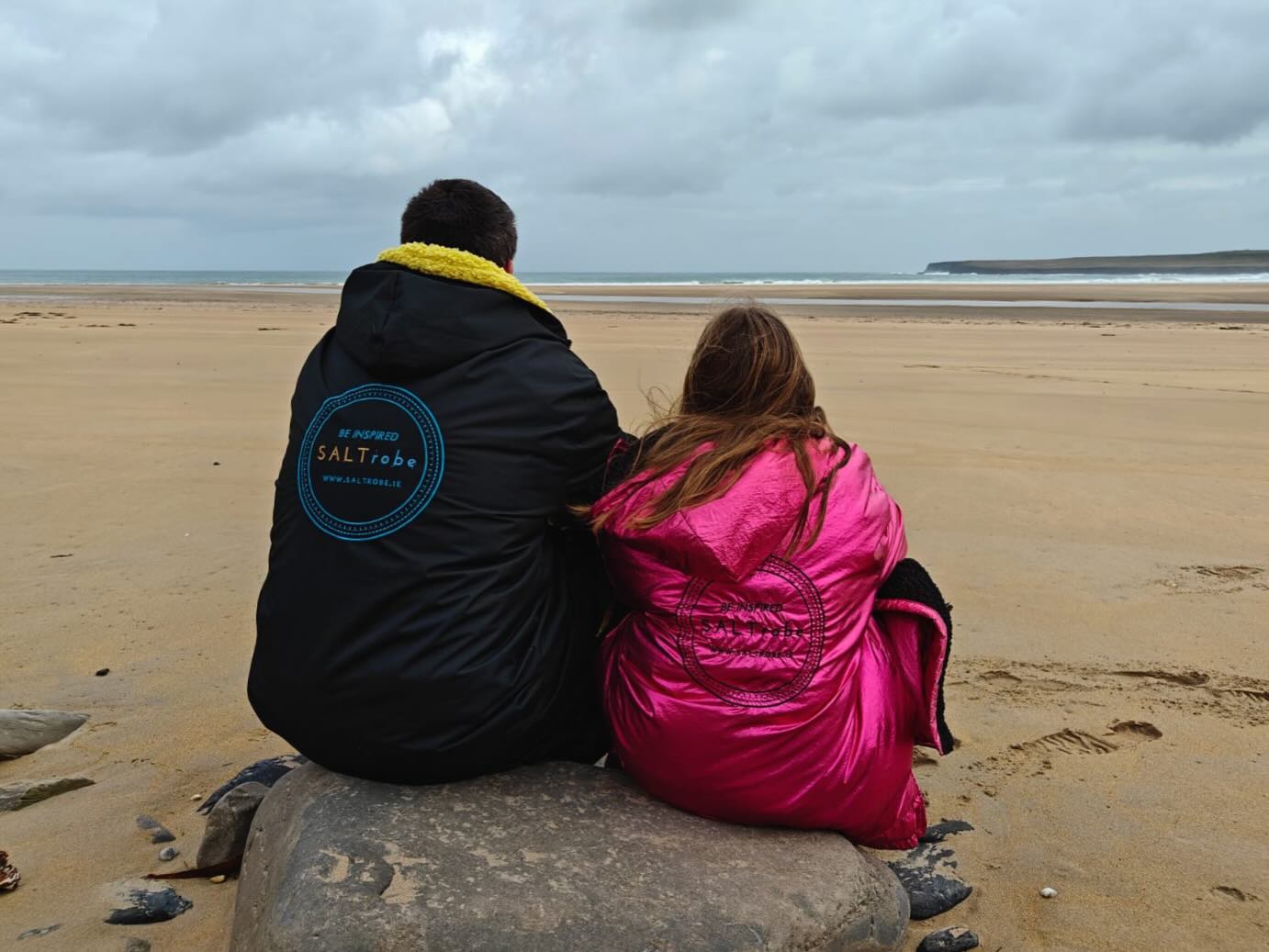 Nothing says April in Ireland like a windy picnic at the beach… and now you can stay warm in a SaltRobe 💨