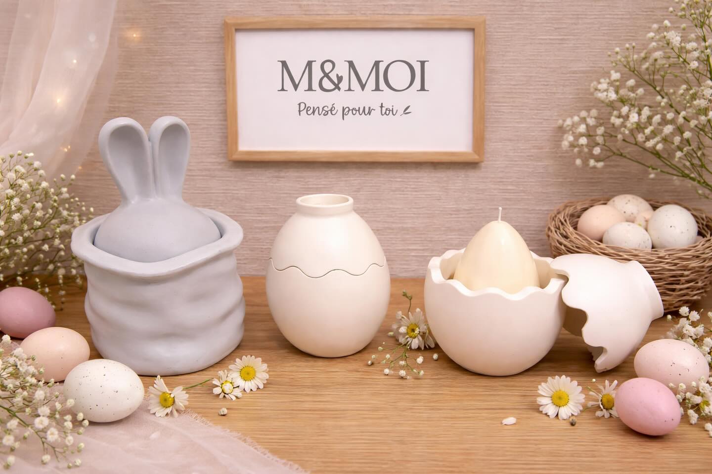 ✨ Ton moment M&MOI ✨
Une touche de douceur, un souffle de printemps…
Cette collection délicate s’invite chez toi pour créer une ambiance chaleureuse et pleine de tendresse 🌼
Entre formes épurées, détails poétiques et inspiration naturelle, chaque pièce a été pensée pour apporter une note apaisante à ton intérieur.
Un instant simple, beau et sincère…
Parce que les plus jolis moments sont souvent les plus doux 🤍
#mandmoi #decointerieur #printemps #ambiancecocooning #bougiedesign decoration douceur homeinspo paques inspiration