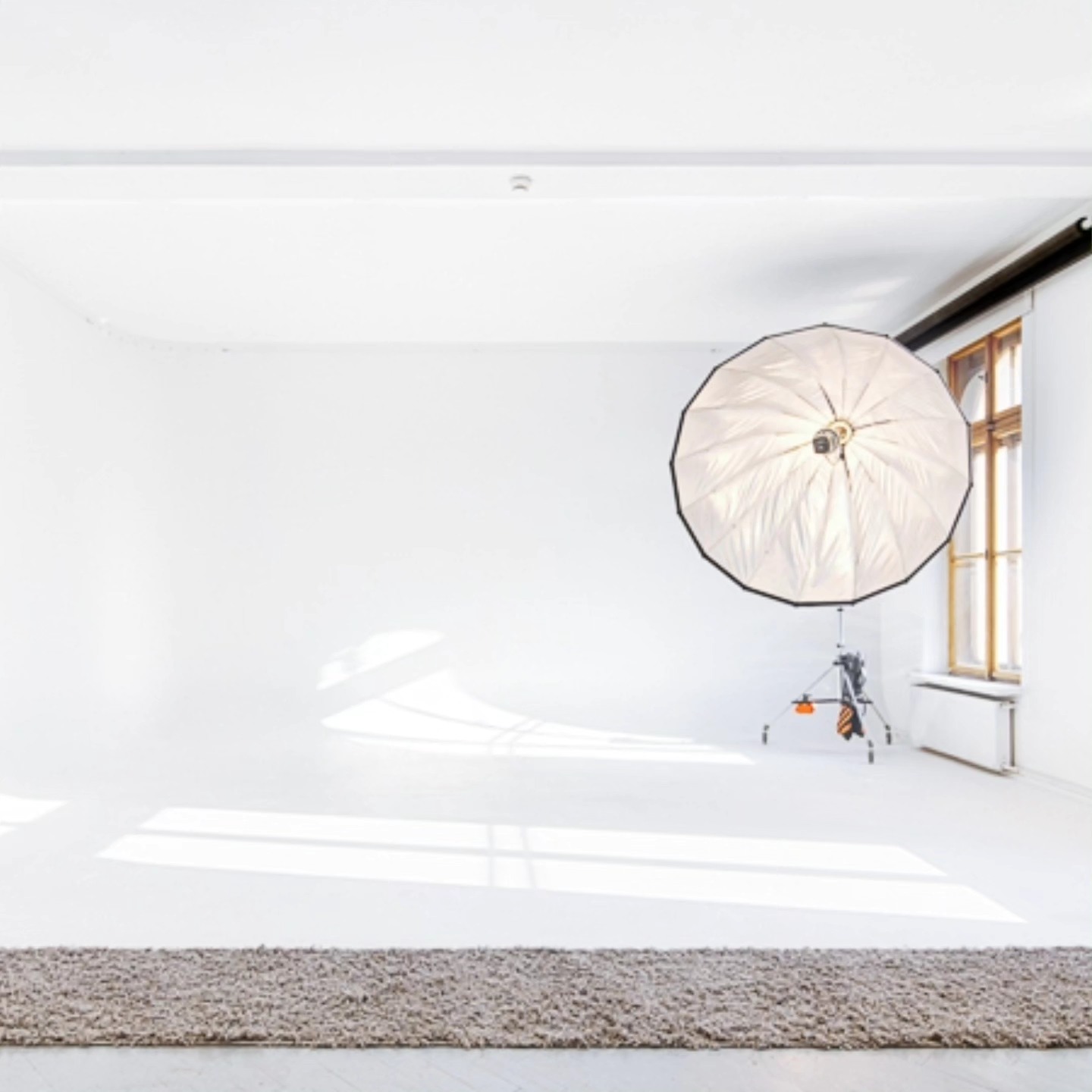 Serdecznie zapraszamy na Dzień Otwarty w naszym studio fotograficznym!
To doskonała okazja, aby: – zobaczyć nasze studio od środka,
· poznać jego możliwości,
· przetestować dostępny sprzęt,
· porozmawiać o fotografii i kreatywnych projektach.
📅 Data: 29.03.2025
🕒 Godziny: 15:30 – 18:00
📍 Miejsce: Studio Station - Plac Jana Nowaka-Jeziorańskiego 3
Wpadnij, jeśli jesteś ciekawy, planujesz sesję zdjęciową
albo po prostu chcesz poznać nas bliżej.
Czekamy na Ciebie z kawą i dobrym światłem! ☕💡