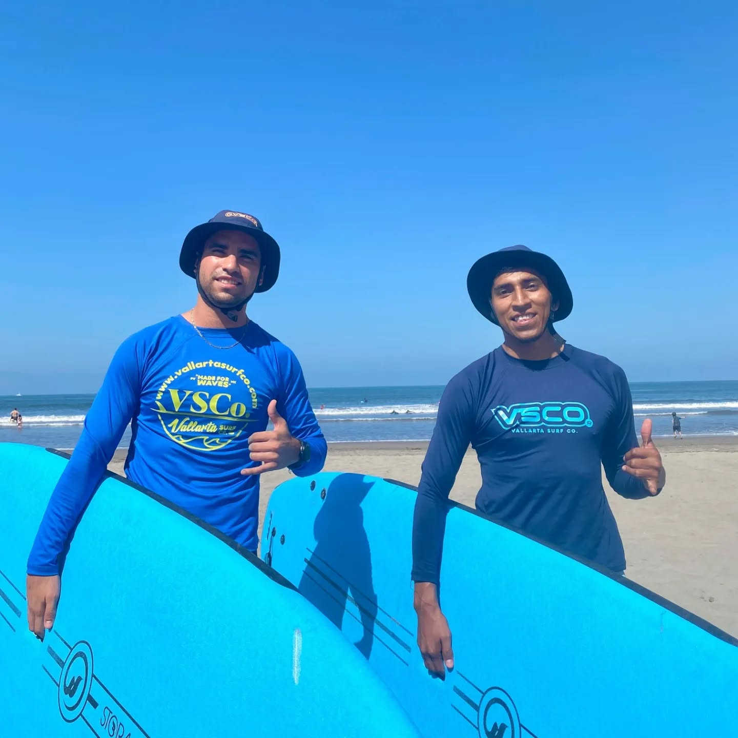 ¡Listos para surfear!🏄🏻🌊
•
•
•
•
•
#surflessons #surfvallarta #gosurf #visitpuertovallarta #rivieranayarit #banderasbay #instabeach #waves #instamexico #instatravel #nuevonayarit #nuevovallarta #jalisco #vacation #sea #views #surf #surfing #fun #puertovallartasurf #mainlandmexico