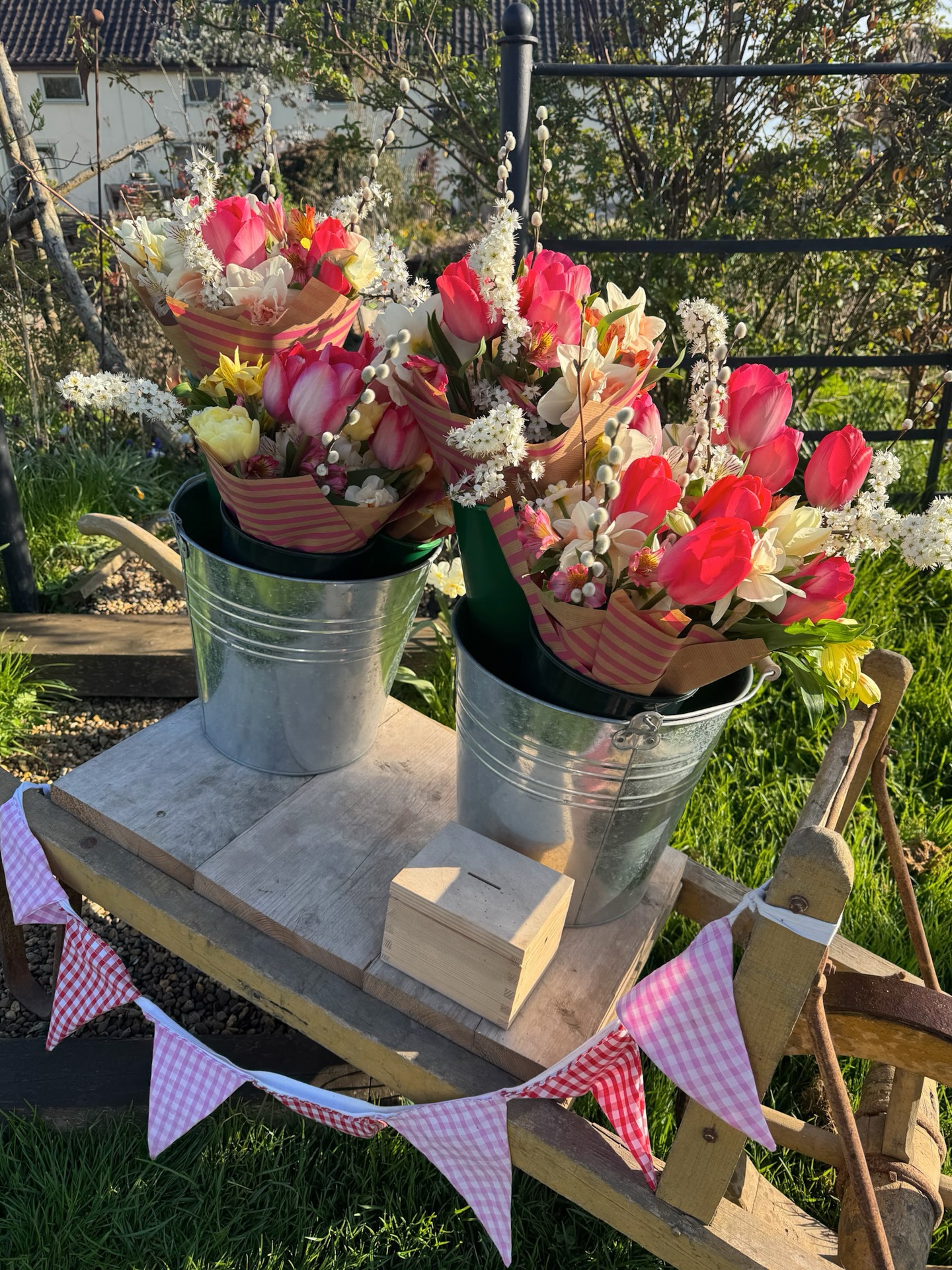 Barrow bunches this weekend for the Easter table
Marvellous tulips with frilly daffodils & scented narcissus with sprays of delicate blossom & pussy willow
Many of the tulips come with their bulb attached once the flower has faded plant in your garden to bloom again next spring 🌷
Wishing you all a Happy Easter weekend
#florist #norfolkflowers #easter #tulips #seasonalflowers