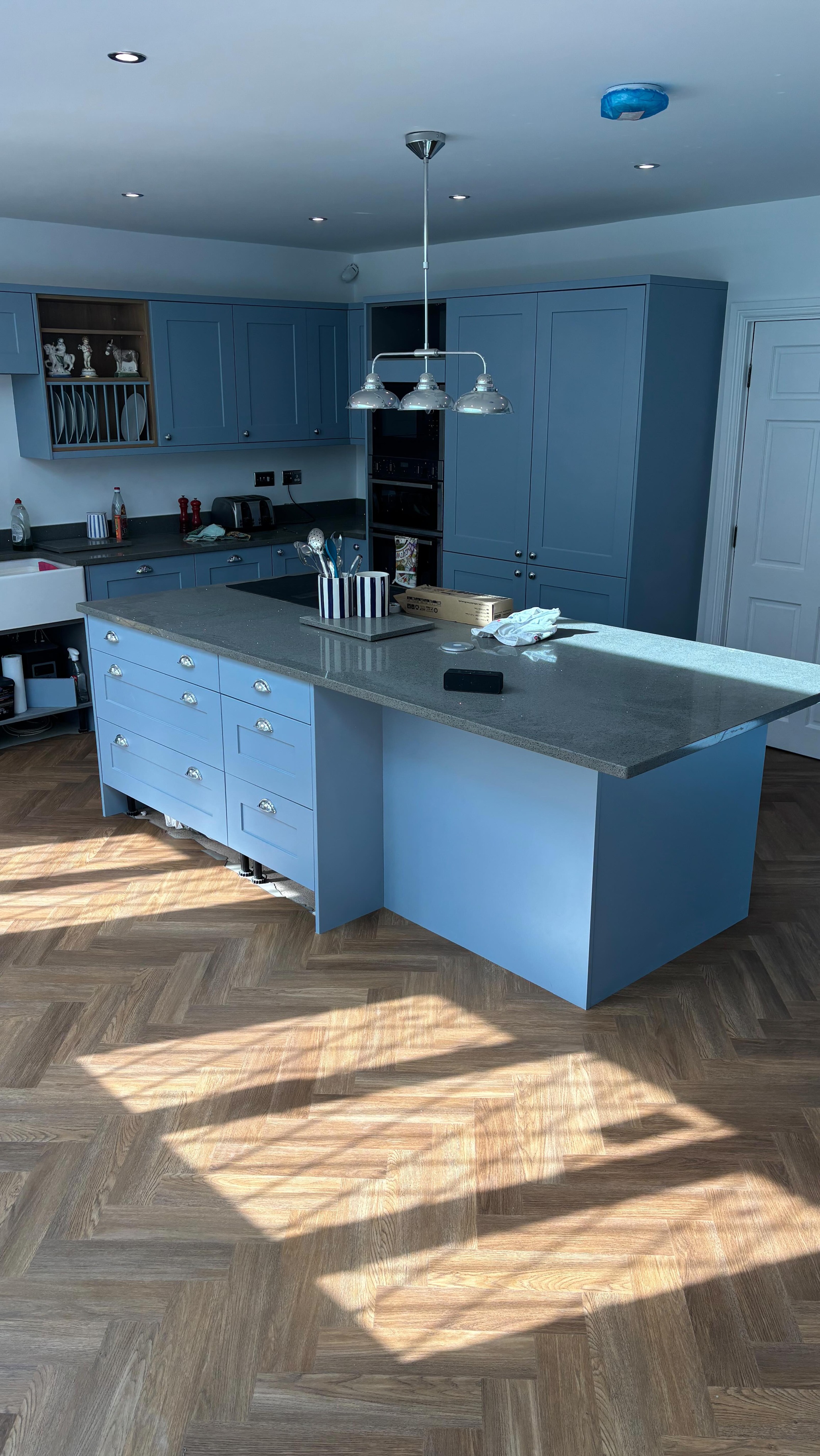 @invictusflooring Maximus New England Oak Parquet in Toffee colour was the perfect tile to compliment this stunning new kitchen. The warm tones work so well to give it that homely feeling. π₯ππ»ππ»
#manchesterfloorlayers #manchesterhomerenovation #parquetflooring #herringbone #kitchen