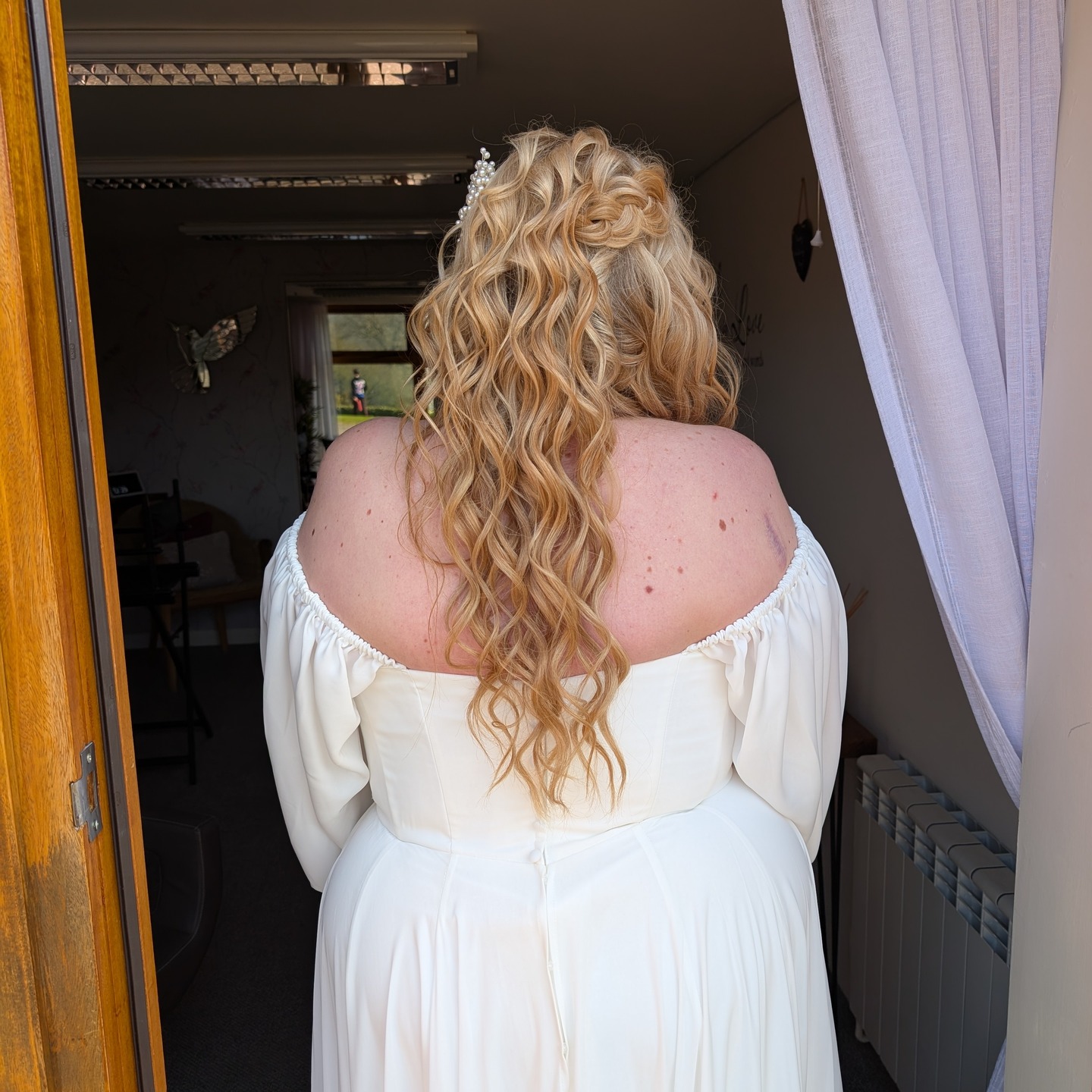 Emily's bridal hairstyle was a joy to create
She wasn't sure if to go for soft waves or a boho style and boho won!
We looked through some inspo pics and we chatted through how her dress was a wuthering heights vibe and how Emily loved Margot! We decided to create a boho Margot inspired hairstyle for her
I loved how this style turned out, the chunky plait to one side, swept over one shoulder and hair left out at the back too so it looked fab from all sides
I LOVE creating these types of styles, they take time but are worth it and are defo my kind of style
@emmyworthy thank you for being open, warm and trusting me to be creative with your hairstyle (and makeup)
Working alongside @maria_broome_photography @justine_wood_food and Heather at @churchparkflowers with Meg on Coordination :-)
Save if you love Emily's bridal hairstyle
#millbrook #millbrookweddings #bohobridalhair