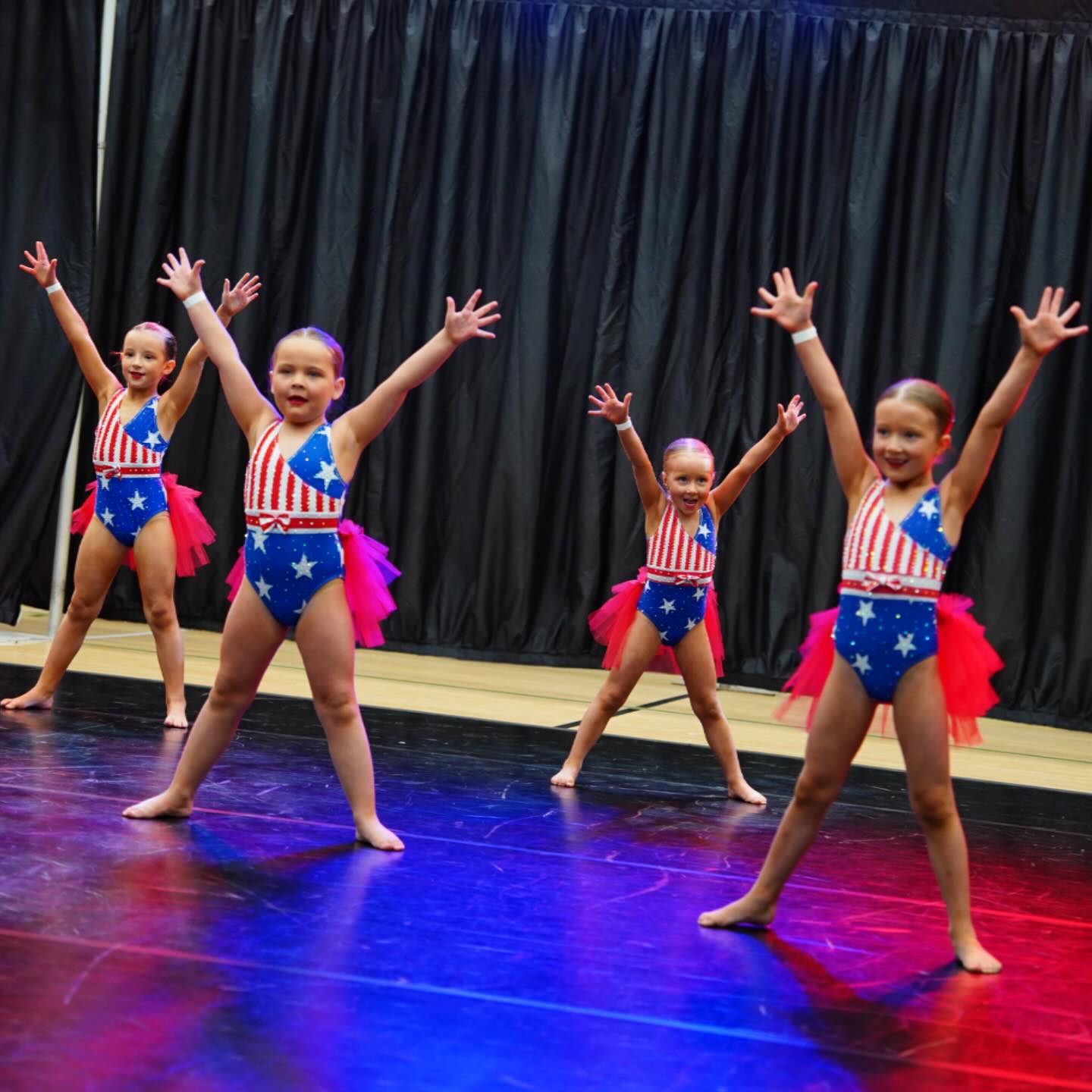 Just look at those little smiles 🥹
•
Our under 6 team take technique classes every week, rehearse their teams & get to make the best memories together!
•
Competitive dance at a young age has so many benefits!
Email ardsdancecentre@gmail.com