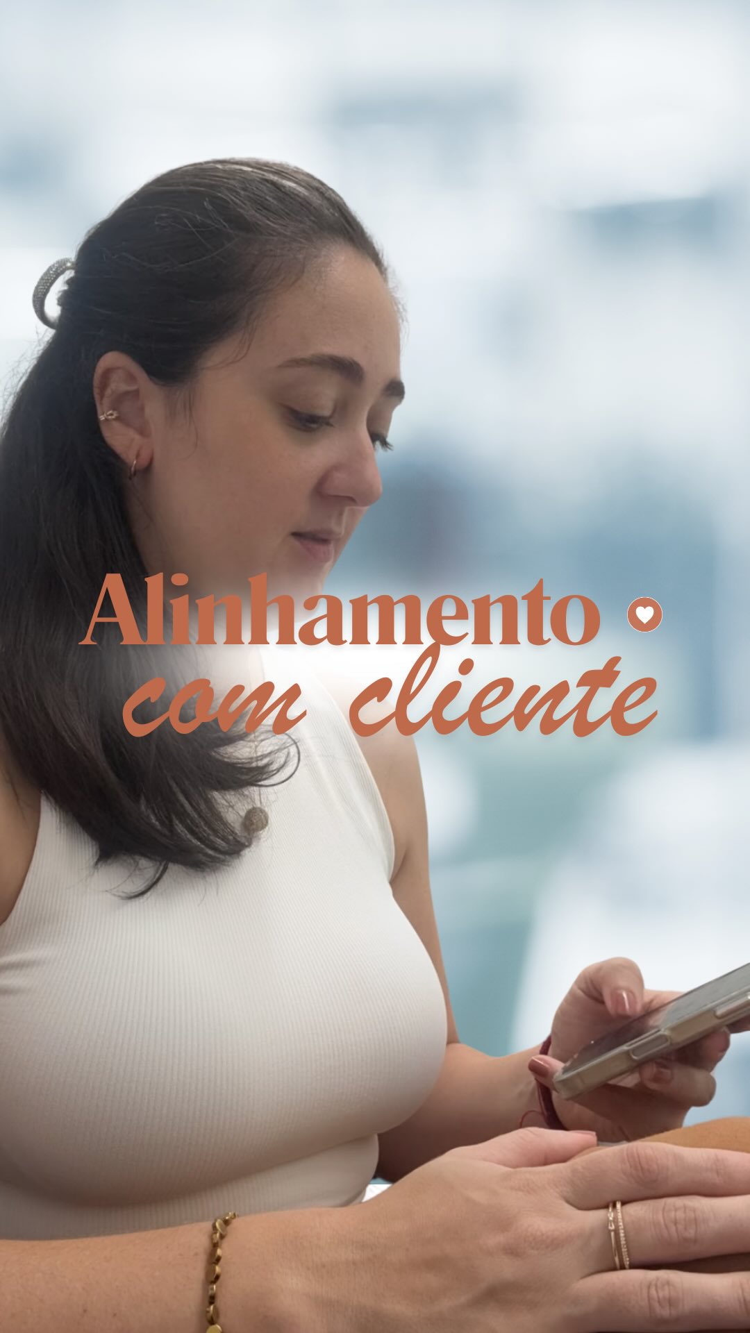Não é só sobre postar. É sobre alinhar.
Antes de qualquer conteúdo ir pro ar, existe conversa, escuta e estratégia.
Porque não adianta ter um feed bonito se ele não conversa com o que você quer vender.
Cada detalhe aqui é pensado junto com o cliente:
objetivo, posicionamento, público e resultado.
É desse alinhamento que nasce um conteúdo que realmente vende.
—
Se o seu Instagram ainda não está trazendo resultado, talvez não seja falta de post…
seja falta de estratégia.