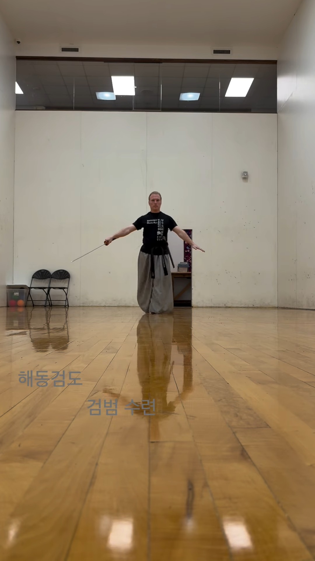 혼자 무술 연습하며 집중하고 수련합니다.
Solo practice in the way of the Haidong Gumdo sword.
"It is better to be a warrior in a garden than a gardener in a war" – Miyamoto Musashi
#furiousfoxswordanddefense #HaidongGumdo #검법 #혼자연습 #집중 #무술수련 #SwordTraining #MartialArtsTraining #koreamartialarts #iowamartialarts #swordmartialarts