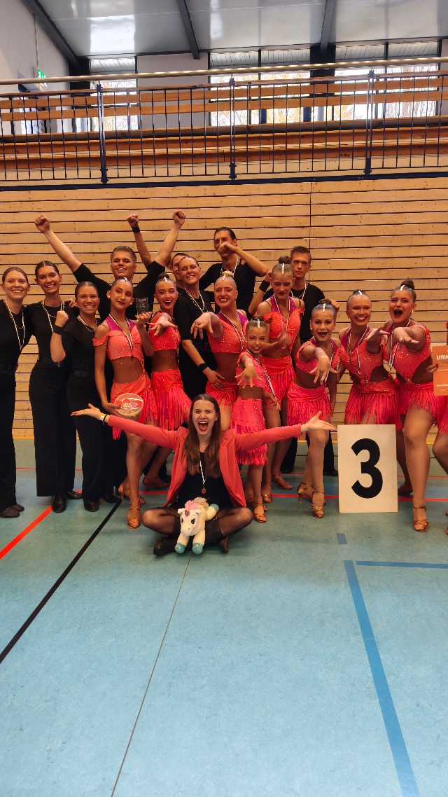 Oberliga 2026/27🥳💪
Was für ein Krimi beim letzten Saisonturnier: Punktgleich mit der FG Sinsheim-Weinheim ging unser C-Team ins letzte Turnier.
Es blieb spannend bis zur letzten Sekunde!
Mit der Wertung 2 1 4 2 3 3 wurde es am Ende zwar denkbar knapp der 3. Platz, aber dann folgte die große Überraschung, mit der wir alle nicht mehr gerechnet hatten: Der Aufstieg in die Oberliga ist perfekt! 🚀
Wir sind unglaublich stolz auf die Leistung des gesamten Teams – was für ein Saisonabschluss!
@bietigheim_bissingen
#bietigheim #aufstieg #oberliga #wunder #cteam