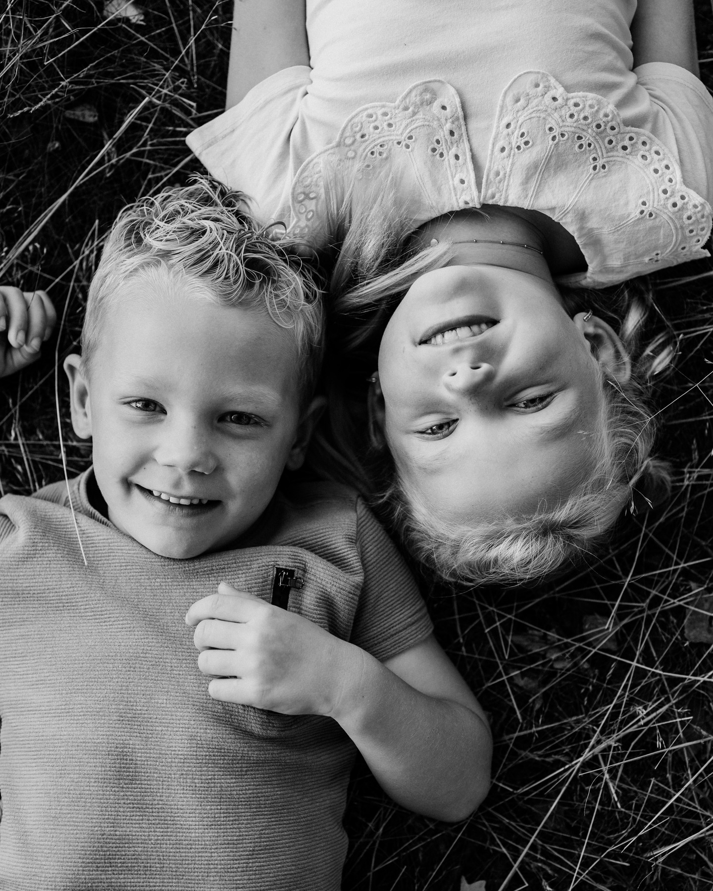 Zwart/wit foto's blijven iets extra's hebben ๐ค
Daarom bewerk ik bij elke shoots ook meerdere beelden in zwart/wit, deze ontvang je gratis als je dezelfde foto in kleur selecteert.
Via het online album mogen jullie altijd zelf de favoriete foto's uitkiezen โจ๏ธ
-------
#lifestylephotography #lifestylefotograaf #fotograafroermond #fotograaflimburg #family #brotherandsister #familiefotograaflimburg #familyphotographer #portret #portrait #portraitphotographer