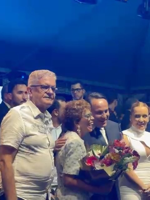 Hoje foi um dia de muita emoção para Contagem.💜
Participei do ato político de despedida da prefeita Marília Campos, uma mulher que marcou a nossa cidade com sensibilidade, coragem e compromisso com a vida das pessoas. A minha ligação com a Marília é também de afeto e história: ela tinha uma conexão muito especial com o meu pai, e foi assim, no respeito, na confiança e no cuidado, que essa relação também se fortaleceu comigo ao longo do tempo.💜
Ver a Marília encerrar esse ciclo desperta gratidão. Gratidão pelo que foi construído, pelo olhar atento às mulheres, pelo trabalho firme e pela forma humana com que sempre conduziu Contagem. Ela deixa um legado que não é só político, é humano, é simbólico e é vivo na memória da nossa cidade.
Acompanhamos a posse do prefeito Ricardo Faria, a quem desejamos que possa conduzir esta nova etapa com responsabilidade, diálogo e compromisso com Contagem. Toda transição de gestão exige maturidade, respeito à história da cidade e disposição para continuar avançando.
Como mulher pública, como vereadora e como Procuradora da Mulher, eu sigo acreditando na política feita com afeto, coragem e compromisso real com as pessoas. Hoje foi dia de olhar para a história com gratidão e para o futuro com esperança. 💜