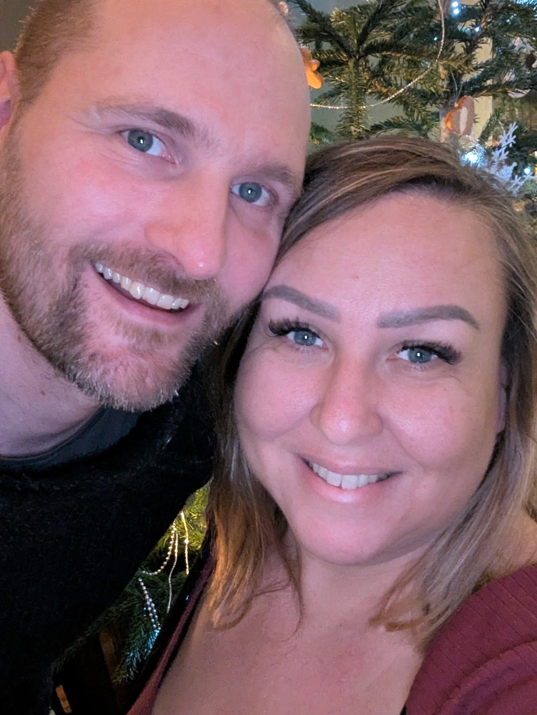 Ma semaine a été magnifique. Et absolument catastrophique.
Aujourd'hui, on fait tomber le masque. Derrière l'énergie d'un lancement, il y a la vraie vie.
La Lumière 🌸 :
Animer l'Immersion Superbloom avec vous a été incroyable. Voir vos déclics en direct, vous parler de cette fameuse "rage positive" qui nous anime, me sentir exactement à ma place… Vous m'avez nourrie.
L'Ombre ⛈️ :
Mercredi matin, examen de "routine" à la clinique du sommeil. Verdict choc : 90 apnées par heure. On m'annonce que je vais devoir dormir avec un casque de Dark Vador.
Jeudi soir : les pompiers embarquent mon homme aux urgences. Nuit blanche collée au téléphone. La terreur absolue de perdre l'amour de ma vie (il est rentré, il va mieux, mais quelle trouille).
La Sororité 🪓 :
Vendredi, pour le dernier jour du Live, j'étais vidée, morte d'inquiétude. J'ai choisi la transparence et je vous ai tout raconté. Et vous m'avez portée. Ce groupe est ma safe place. Pendant 1 heure, transmettre m'a fait oublier mon stress.
Le Flop (parce qu'il en faut un) 📚 :
Samedi, journée dédicace à Cultura. J'aurai essayé (lol) ! Mais mes Patronnes ne traînent pas en zone industrielle le samedi. L'entrepreneuriat c'est ça : on teste, on se trompe, on ajuste. Je retournerai à mon format conférence !
La leçon de cette folle semaine ?
La vie secoue.
Mais quand on a une structure solide et qu'on est entourée des bonnes personnes, on ne s'effondre pas. On s'ajuste.
C'est pour bâtir cette structure que j'ai créé Le Cercle des Patronnes.
Et c'est ce soir, à minuit, que l'offre Superbloom (et ses 377€ d'avantages avec mon QG Notion "La Boussole" offert) disparaît.
On se retrouve de l'autre côté ?
Ose être toi, bordel ! 🪓
Je te raconte tout en détail dans un article avec les codes PROMO👇
https://substack.com/@hellocarobeck