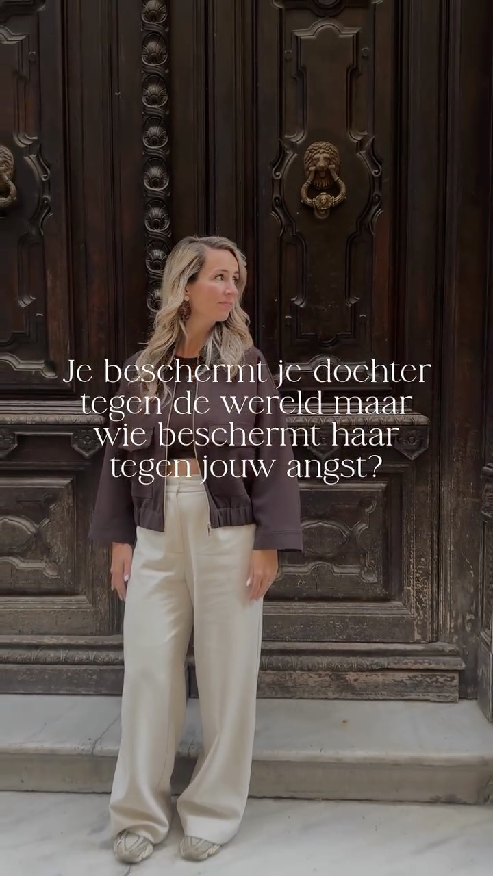 Goed bedoeld neem je het liefst alles van haar over. Je voorkomt dat ze valt, letterlijk en figuurlijk.
Je wil het beste voor haar en daar doe je alles aan. Maar met voorkomen dat ze valt ontneem je haar haar eigen proces.
De ruimte waar ze mag vallen, leren en op eigen kracht weer opstaan.
Bescherming uit liefde gebeurt met goede intenties, maar gaat zelden over de situatie zelf.
Ik had een Akasha Soul Reading met een overbezorgde moeder. Ze was zich bewust van haar overbezorgde gedrag maar gaf aan écht niet anders te kunnen.
In haar veld verscheen een beeld van een schip op zee. Een moeder en een kind dat overboord valt.
In dat leven verloor ze haar kind.
De bescherming die ze nu voelt, komt voort uit een ervaring die niet bij dit leven hoort.
Toen dit zichtbaar werd, veranderde haar energie.
De angst verloor zijn grip.
Ze voelde tintelingen in haar armen en letterlijk de energie uit haar lichaam stromen.
Sommige angsten horen niet bij dit leven.
Maar ze sturen het wel.
Totdat je je herinnert waar ze vandaan komen.
#vorigeleven #regressie #akasha #zielsherinnering