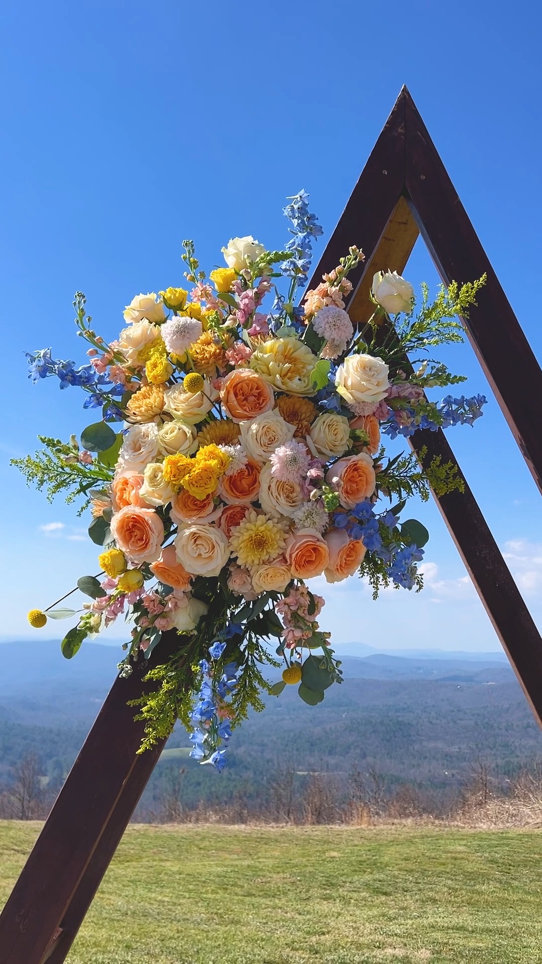 A floral arbor in its natural state. Stephanie & Williams Special Day!! 🌄
#floral #weddingflowers #weddingflowersinspo #ncweddings #mountainwedding