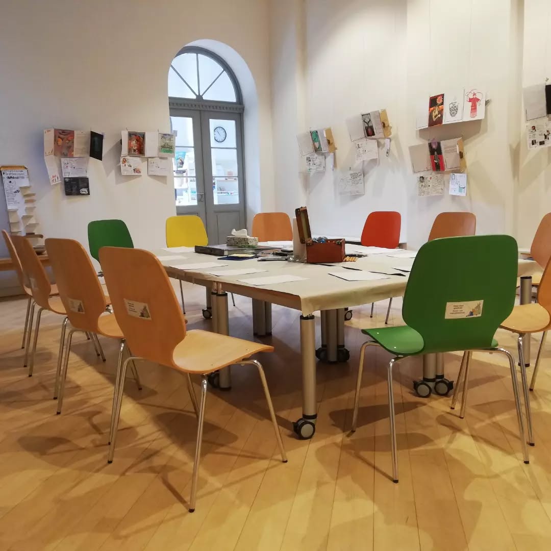 English below
Am Samstag, 23.07 fand im Rahmen der Ferienpassaktion der Stadt Oldenburg ein Workshop im Foyer der Kinderbibliothek statt - gemeinsam mit den teilnehmenden Kindern wurde die Ausstellung betrachtet und danach selber ein Künstlerbrief gestaltet.
Außerdem haben wir der Kinderbibliothek einen Besuch abgestattet - wo noch bis Ende der Woche ein Thementisch mit Kinderbüchern aus den Partnerstädten bzw. Ländern aufgebaut ist.
Für alle Kinder, die nicht dabei sein konnten und gerne einen Künstlerbrief gestalten möchten: Sie können sich am Briefkasten im Kinderfoyer einen Bogen mit nach Hause nehmen und bearbeiten.
Die Ausstellung kann bis Mittwoch, dem 17.08.2022 während der Öffnungszeiten des Gebäudes an der Peterstrasse 1 gerne besucht werden.
---------
On Saturday, 23 July, a workshop took place in the foyer of the children's library as part of the city of Oldenburg's holiday campaign - together with the participating children, we looked at the exhibition and then designed an artist's letter ourselves.
We also paid a visit to the children's library - where a theme table with children's books from the twin towns and countries is set up until the end of the week.
For all the children who could not be there and would like to create an artist's letter: you can take a sheet home from the letterbox in the children's foyer.
The exhibition can be visited until Wednesday, 17.08.2022 during the opening hours of the building at Peterstrasse 1.
https://www.kulturaustausch-oldenburg.de/
#11friendsofculture #brieffreundschaft #partnerstädte #machwerkoldenburg #stadtoldenburg #oldenburg #kulturbüro #kulturförderung #jungekultur #exchange #austausch #brief #kulturbrief #culturalexchange #kunst #artwork #künstlerkorrespondenz #international #kultur #kulturstadt #innovation #wirbrauchenkunst #analog #selbstgeschrieben #handschriftlich #selbstgestaltet #reflexion #nachhaltig #kunst