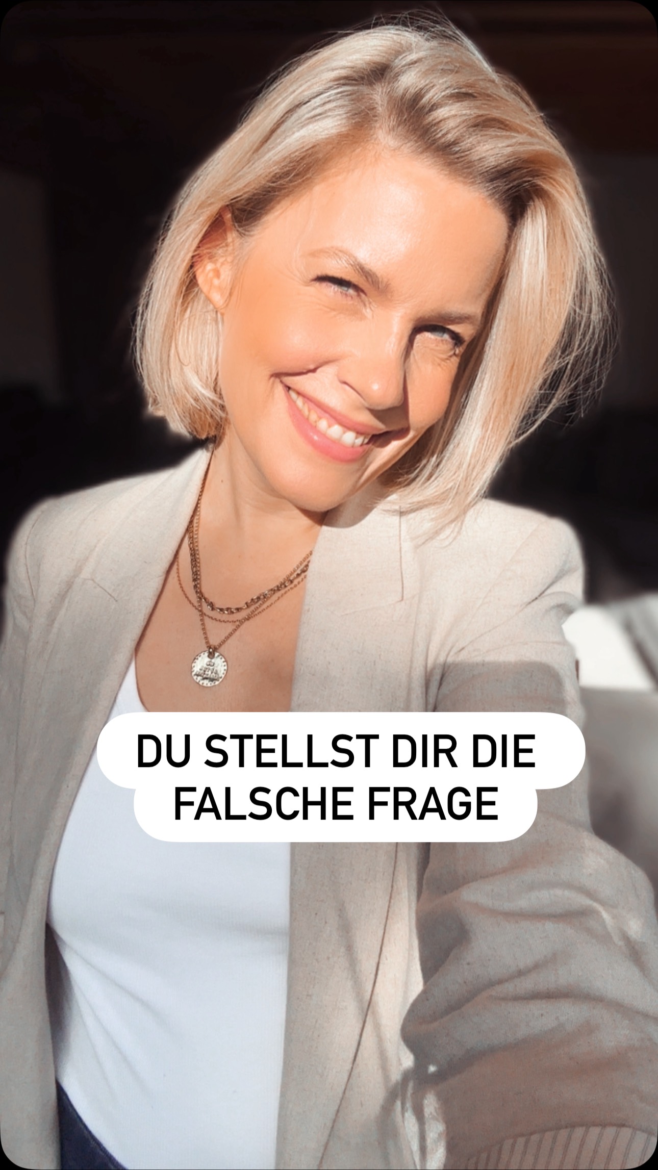 Meine eigene Geschichte ging leider von pain to purpose.
Von Schmerz und Schwere in meine Berufung.
Es brauchte unzählige Unfälle, Knochenbrüche und ein Burnout, bis ich verstanden habe, dass ich für eine andere Form von Arbeit gedacht bin.
Nicht für Daueranspannung.
Nicht für den Marathon.
Eher für gezielte Sprints.
Für High Energy.
Und für echte Ruhe dazwischen.
In den letzten Jahren habe ich so viele Frauen begleitet.
Und fast alle haben etwas gemeinsam:
Sie haben gelernt zu leisten.
Durchzuhalten.
Sich anzupassen.
Weiterzumachen, auch wenn es sich nicht stimmig anfühlt.
Und sind heute auf der Suche nach mehr Leichtigkeit und nach ihrer Berufung.
Für mich hat sich etwas verändert, als ich innerlich die Frage gewechselt habe.
Nicht mehr:
Wie viel kann ich schaffen?
Sondern:
Wie entspannt kann ich dabei sein?
Und genau da verändert sich sofort etwas.
Weil du nicht mehr nur auf Output schaust,
sondern auch darauf, wie du durch dein Leben gehst, WÄHREND du all das tust.
Die Lösung ist nicht, noch besser im Funktionieren zu werden.
Sondern so zu arbeiten, dass es wirklich zu dir passt.
Intuitiver.
Fließender.
Verbunden mit dem Moment.
Und so, dass du den Augenblick nicht ständig verpasst.
Ob ich mit der Kamera auf der Leiter stehe, Workshops leite oder Branding-Projekte gestalte — ich genieße jeden Moment, denn ich darf tun was ich liebe und Menschen beim Wachstum und bei Veränderung begleiten.
Ich spüre immer wieder, wie sehr sich Menschen nach einer Form von Arbeit sehnen, die nicht nur erfolgreich aussieht,
sondern sich auch gut und stimmig anfühlt.
Aus meiner Sicht beginnt alles mit diesem Satz:
Es darf leicht sein.
Wie kann sich das, was du gerade tust, ein kleines bisschen entspannter anfühlen?
Was würde in diesem Moment Druck rausnehmen?
Sonnige Grüße zu Dir!
Lotta
☀️
#sichtbarkeit #businessmentor #personalbranding #neustart #soulbusiness #hamburg