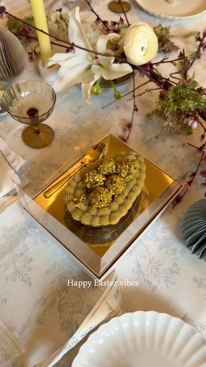 Pasqua, secondo me 🌿
intima, raffinata, piena di piccoli dettagli pensati con cura.
Una tavola che accoglie, fiori che raccontano…e un uovo di cioccolato che diventa parte dell’esperienza.
È così che amo disegnare i momenti, che siano per Pasqua o per un matrimonio 🤍
Uovo di Pasqua by @juscilene_acacio
disponibile su ordinazione ✨✨
Video @victorcreazioni_
⸻
Easter, my way 🌿
intimate, refined, and filled with thoughtful details… a table that welcomes, florals that tell a story… and a chocolate piece that becomes part of the experience.
This how I love designing moments, whether for Easter or a wedding 🤍
Easter egg by @juscilene_acacio
available to order ✨✨
Video @victorcreazioni_