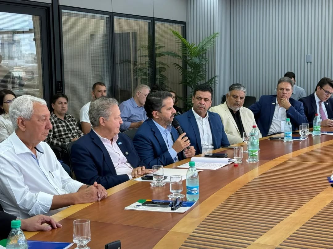 O Sinduscon Anápolis, representado por seu presidente, Luiz Antônio Rosa, participou da reunião do Fórum Empresarial de Anápolis para a entrega do documento “Caminhos para Prosperar” ao poder legislativo. O material poderá fazer parte do Prospera Anápolis, projeto promovido por iniciativa da presidente da Câmara, vereadora Andreia Rezende.
O documento apresenta uma série de ações e sugestões para o Legislativo, simbolizando a união entre o setor produtivo e o poder público.
A reunião, ocorrida na sede da Câmara de Dirigentes Lojistas (CDL), nesta sexta-feira (27.mar), marca uma nova fase na reação do município após registrar queda em sua participação no PIB estadual. Estiveram presentes no encontro lideranças classistas, entre elas a presidente da Câmara Municipal, Andreia Rezende; o deputado estadual Amilton Filho; o presidente da OAB Anápolis, Samuel Santos; além de representantes da Secretaria Municipal de Indústria, Comércio e Agricultura, com destaque para Kim Abrahão.