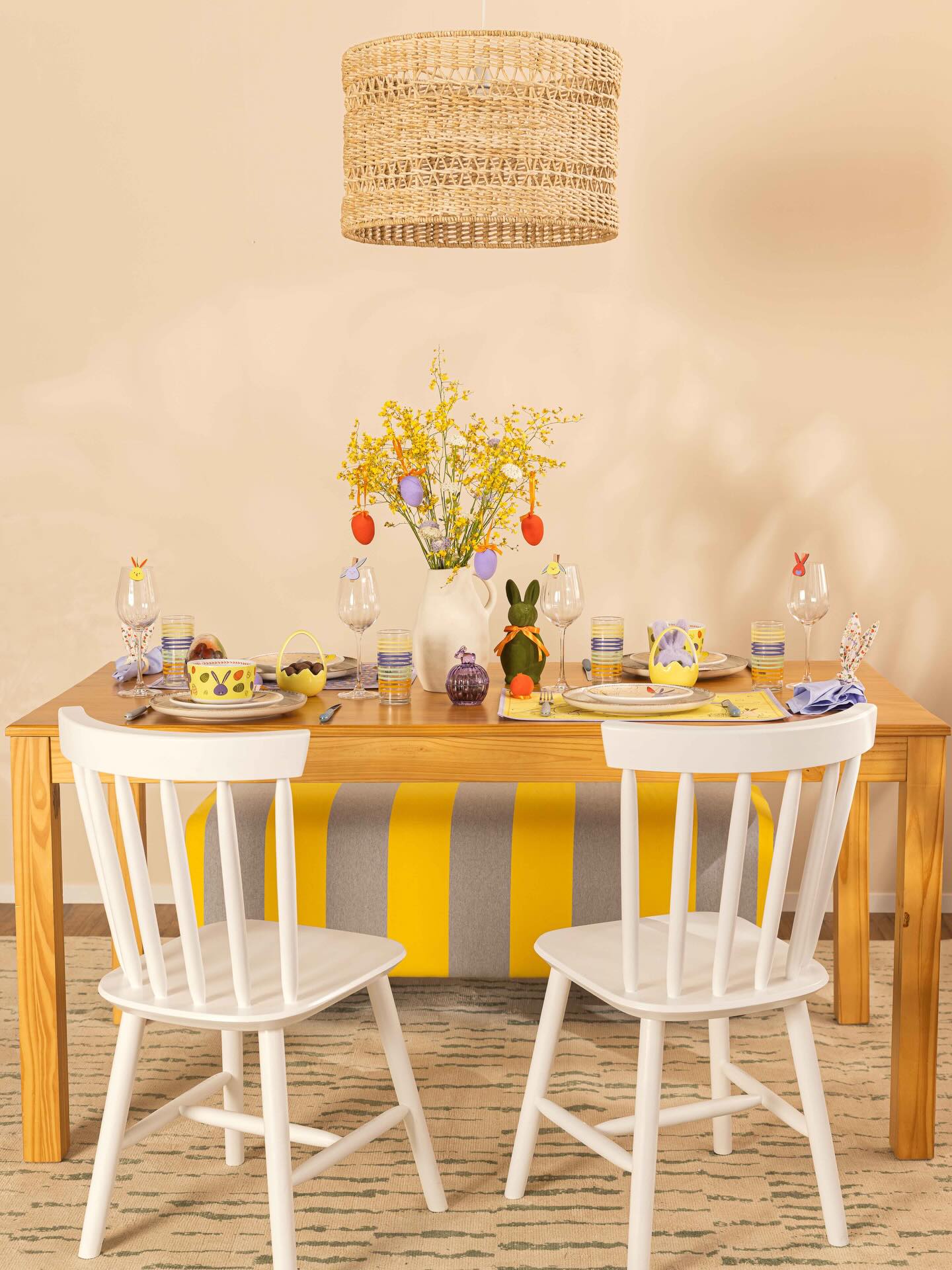 Crochê, fibras naturais, vidros translúcidos e superfícies com brilho entram no radar da Páscoa 2026 ✨🐰
Na leitura de tendências da Tok&Stok, o artesanal ganha protagonismo, mas divide espaço com acabamentos contemporâneos que trazem leveza e um toque quase futurista para a decoração.
A paleta equilibrada entre tons naturais e pontos mais vibrantes reforça esse movimento, enquanto a mesa posta e os objetos decorativos passam a construir uma experiência mais sensorial, que vai do preparo dos doces ao momento de reunir à mesa.
Na matéria, a gente explora como essa estética se traduz no décor e o que ela revela sobre o novo jeito de receber em casa. Acesse no link da bio.
#CasaEDecor #Decoracao #Páscoa2026 #MesaPosta #TendenciasDeDecor