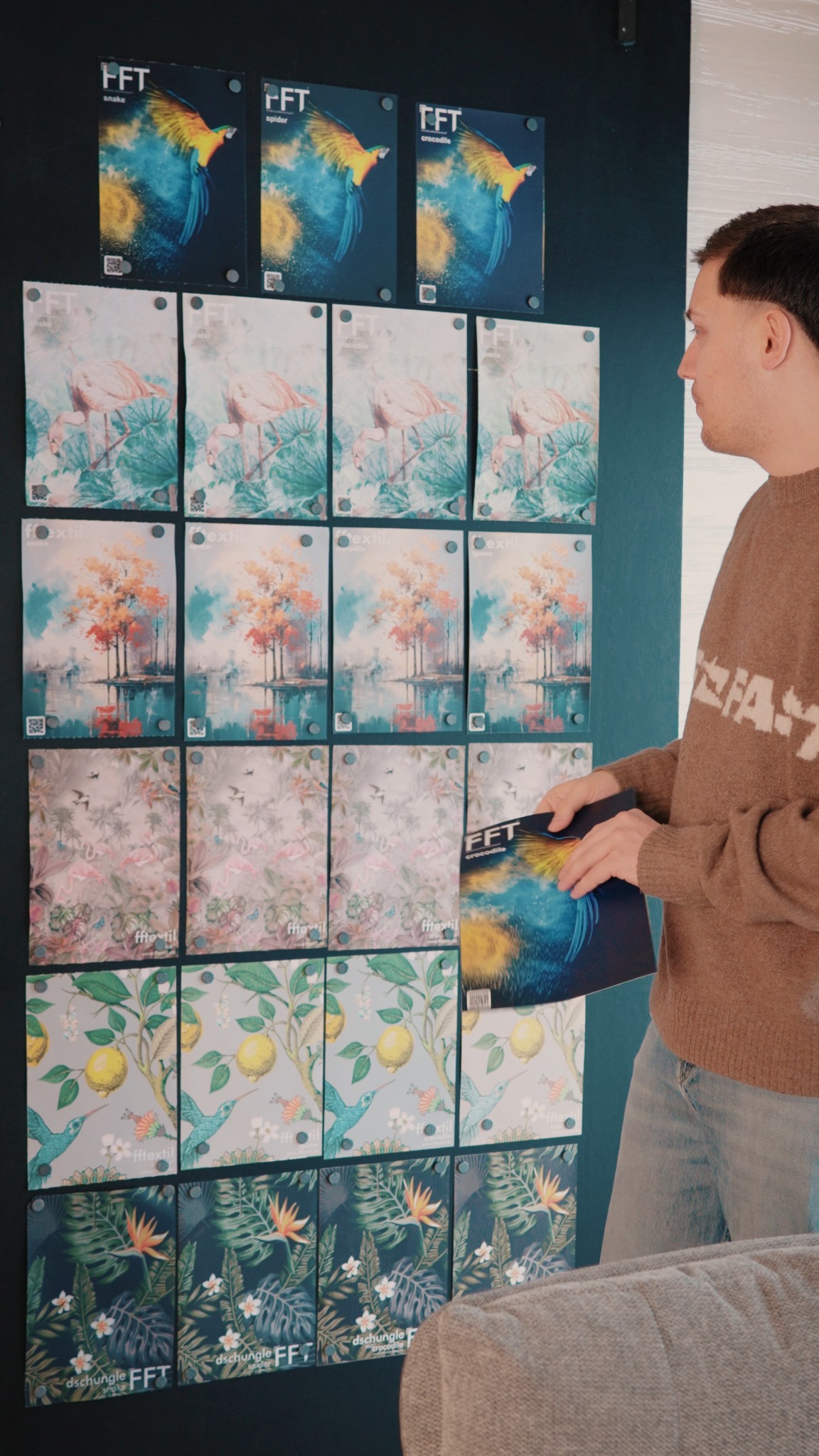 Was 2021 mit einer Grafik begann, ist heute eine ganze Kollektion. 😍
Jedes Jahr ein neues Design für unsere DIN A4 Muster und dieses Jahr ist es ein besonders farbenfroher Papagei geworden. ✨
Jetzt seid ihr dran: Welches Muster ist euer Favorit? Und wer sammelt schon alle? 👀
#handwerk #fugenlos #malerundlackierer #tapete #fftextil #qualitätsstufen #muster #kollektion