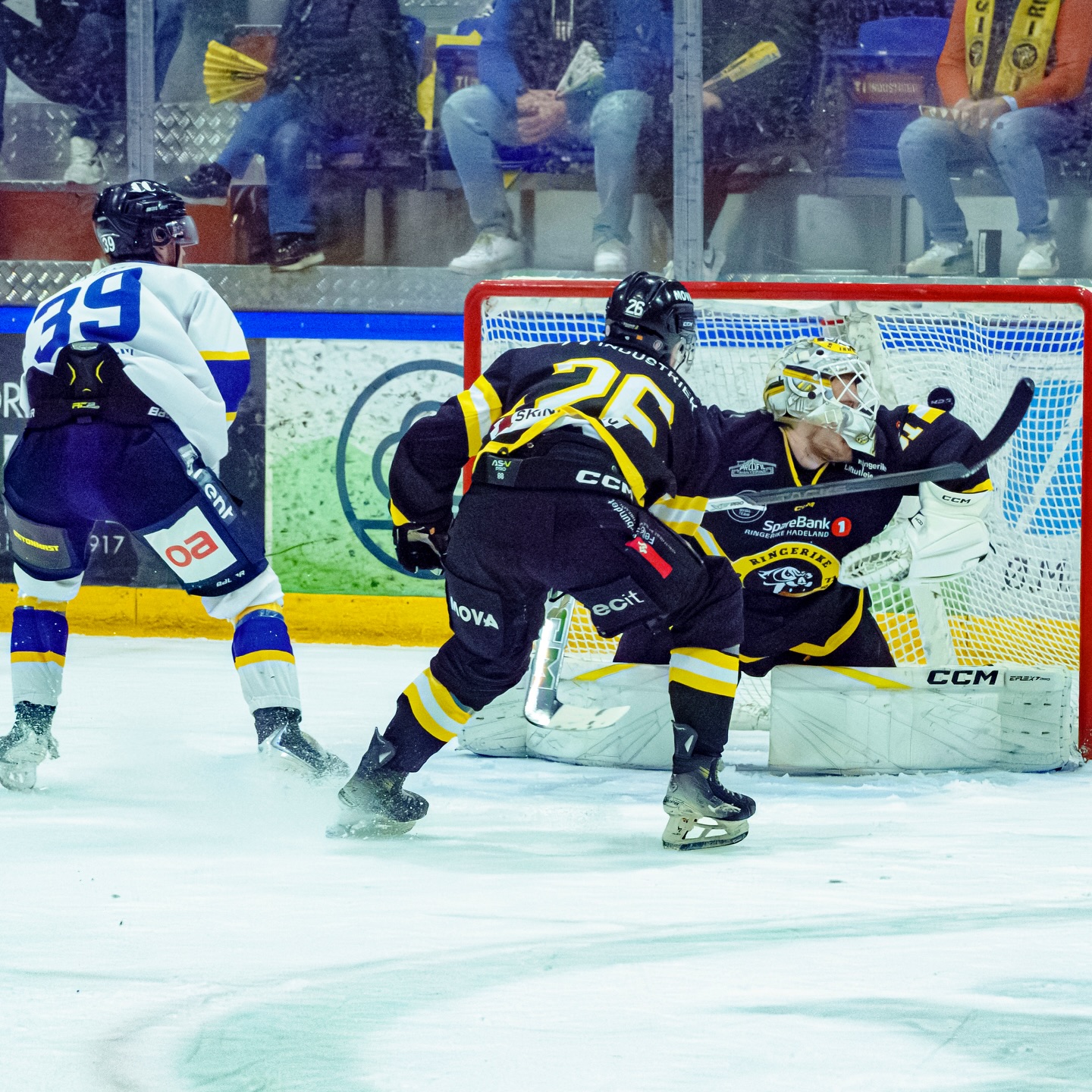 @ringerike_panthers hadde rigget til opprykksfest i Schjongshallen, men @gjovikhockey ville det annerledes! 🚨🏒
Gjestene forsvarte seg mesterlig, var dødelig effektive og sikret en kruttsterk 4-1 seier som tvinger frem en fjerde kamp i finaleserien. Vi har pratet med Gjøviks Natanael Lindholm som syntes det var «utrolig deilig å ødelegge festen», og en revansjesugen Mateusz Szurowski som lover å ‘tysta’ Fjellhallen på mandag.
Les hele saken og alle reaksjonene på Hockey4You.no
#2hockey #hockey4you #norskishockey #norskhockey #hockeyliga1