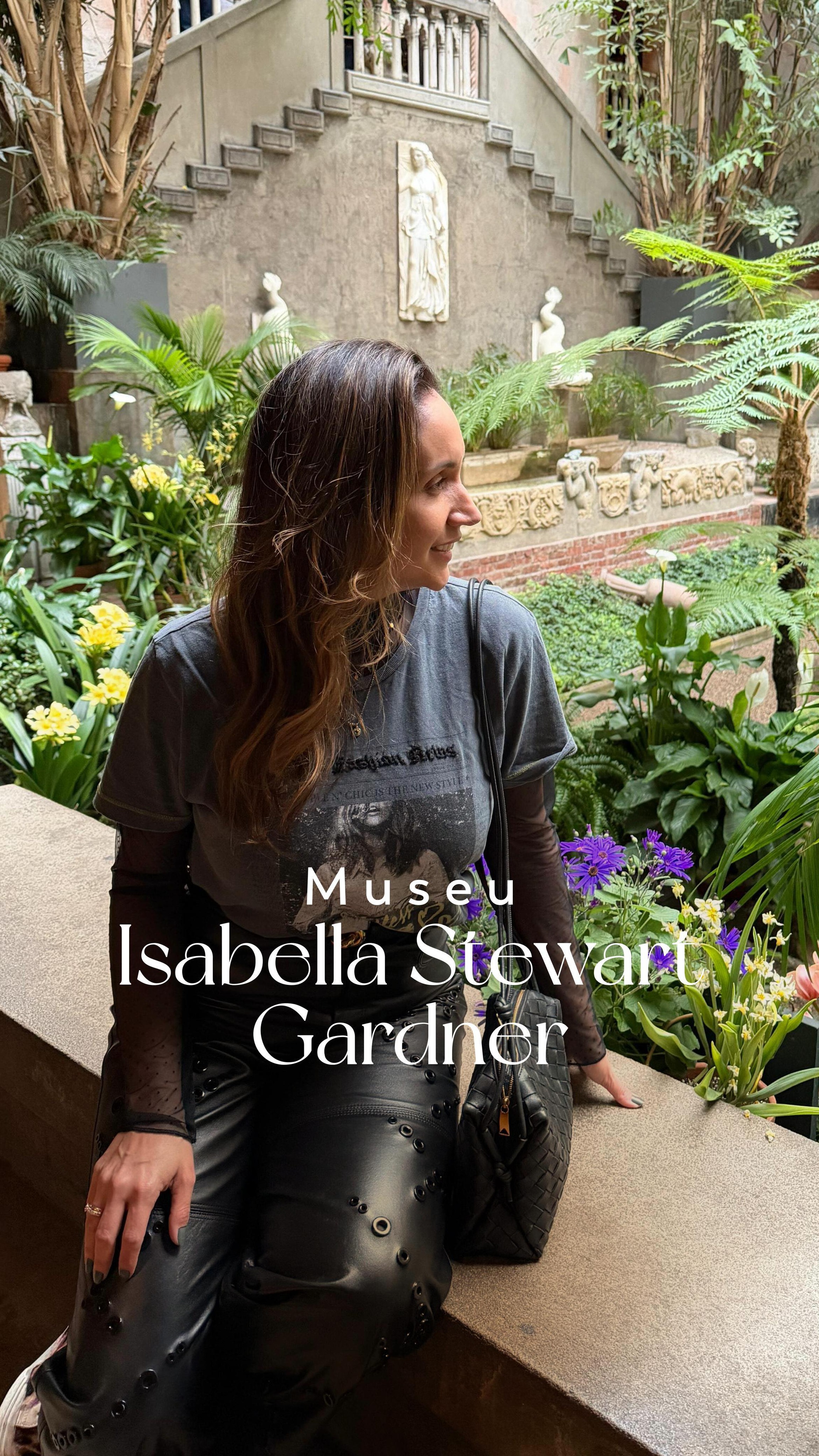 Antes de iniciar os estudos aqui em Boston, gravei esse vídeo especialmente para vocês. Estive visitando o museu de Isabella Stewart Gardner e a história dela é simplesmente incrível. Ela construiu um espaço único, com uma coleção extraordinária, no início do século 20. Isabella quebrou padrões, ignorou regras e decidiu fazer tudo do seu próprio jeito. Uma mulher à frente do seu tempo, forte, determinada e que criou um legado grandioso.
E é impossível não fazer uma conexão com o motivo de eu estar aqui: o estudo da saúde da mulher e da menopausa.
Que a gente também possa deixar a nossa marca, criar nossas próprias regras e trilhar caminhos com propósito. Vamos nos inspirar nessa mulher? ✨