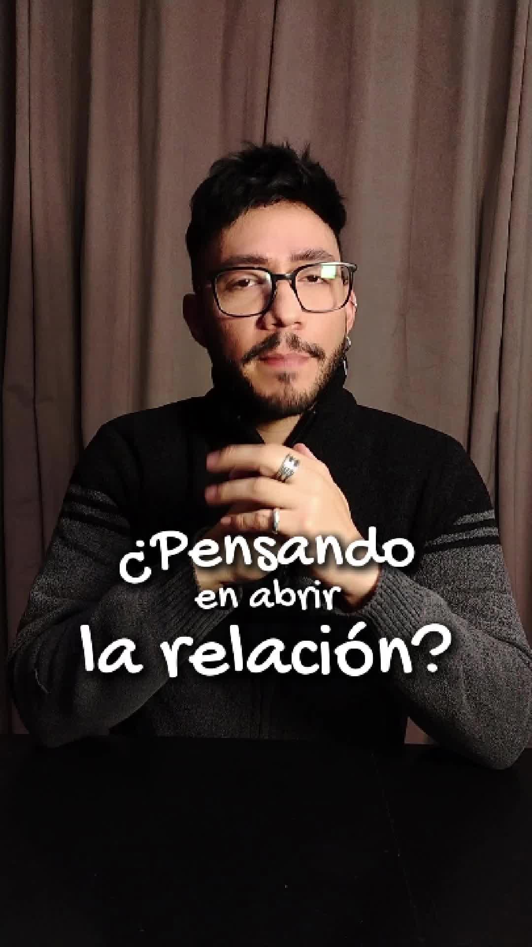 💭 ¿Abrir la relación realmente soluciona los problemas… o los complica más?
Muchas personas piensan que abrir la relación puede ser la solución cuando algo no está funcionando…
pero no siempre es así.
💡 Abrir una relación no elimina:
👉 Celos
👉 Inseguridades
👉 Problemas de comunicación
De hecho, sin acuerdos, sin herramientas y sin conciencia…
puede hacer que todo eso se intensifique.
🧠 Una relación abierta no es una solución mágica.
Es una decisión que implica:
✔ Comunicación clara
✔ Acuerdos sólidos
✔ Responsabilidad emocional
✔ Trabajo personal y en pareja
⚠️ Si lo básico no está trabajado, abrir la relación puede generar más confusión, distancia o incluso daño emocional.
En SEXUS te acompañamos a tomar decisiones conscientes sobre tus vínculos, desde la comunicación, la salud s3xu4l y el respeto.