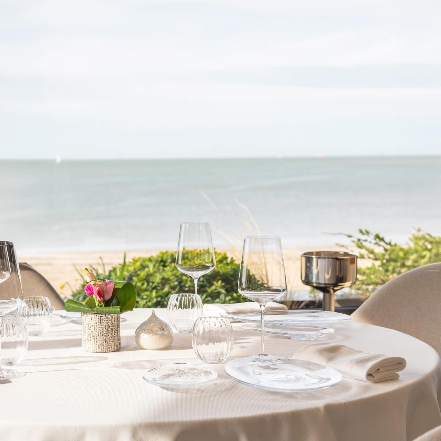 Rencontre avec nos partenaires ✨
A la Rochelle, le restaurant Christopher Coutanceau ne fait qu’un avec la mer. D’ailleurs, l’océan est partout : dans l’assiette, dans la salle et dans la philosophie.
✨ Une signature iodée et sensible du Chef Christopher Coutanceau, saluée de 3 étoiles au Guide Michelin
✨ Cuisinier-pêcheur passionné depuis l’enfance, le Chef se rend à la criée chaque matin et propose une cuisine écoresponsable délicate
✨ En salle, la passion pour la sommellerie de Nicolas Brossard se marie à la perfection avec la cuisine du Chef
Merci de nous avoir choisis pour habiller vos tables.
#GarnierThiebaut #savoirfaire #reference #restaurant #lingedetable