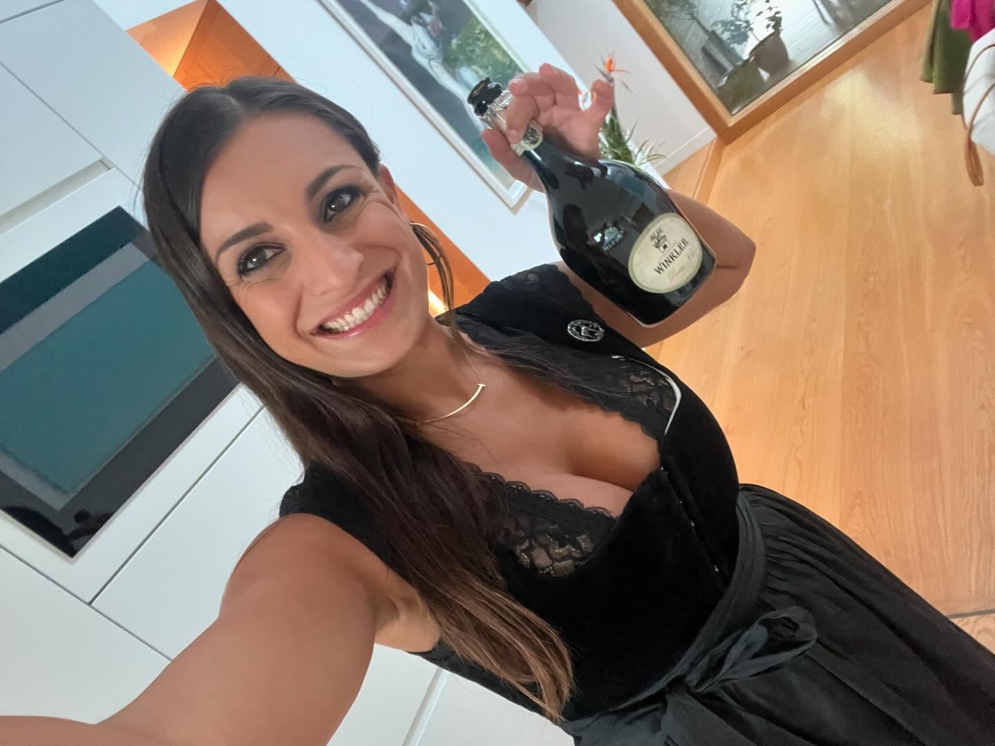 Ich wünsche allen ein frohes Weihnachtsfest & bedanke mich bei meinen Kunden, Musikerkollegen und Schülern für ein schönes musikalisches Jahr 2️⃣0️⃣2️⃣4️⃣!
💫🎶🎄🥂🎤❤️
_______________________________________________
#anamicaloeffler #singer #music