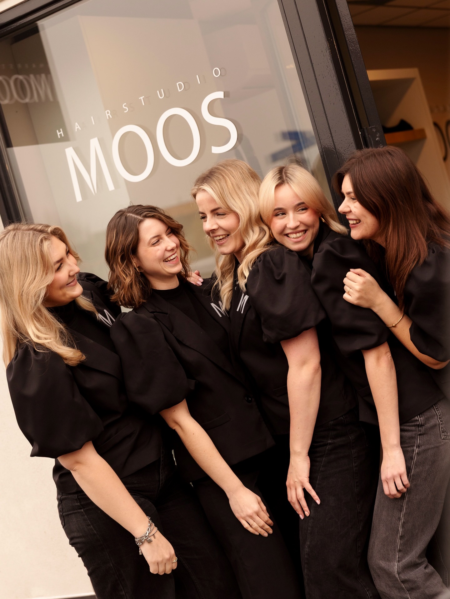 Dit is team MOOS 🖤
Een team dat altijd samenwerkt, elkaar helpt, elkaar laat groeien en vooral veel plezier heeft 🫶
En dat zie je terug in alles wat we doen!